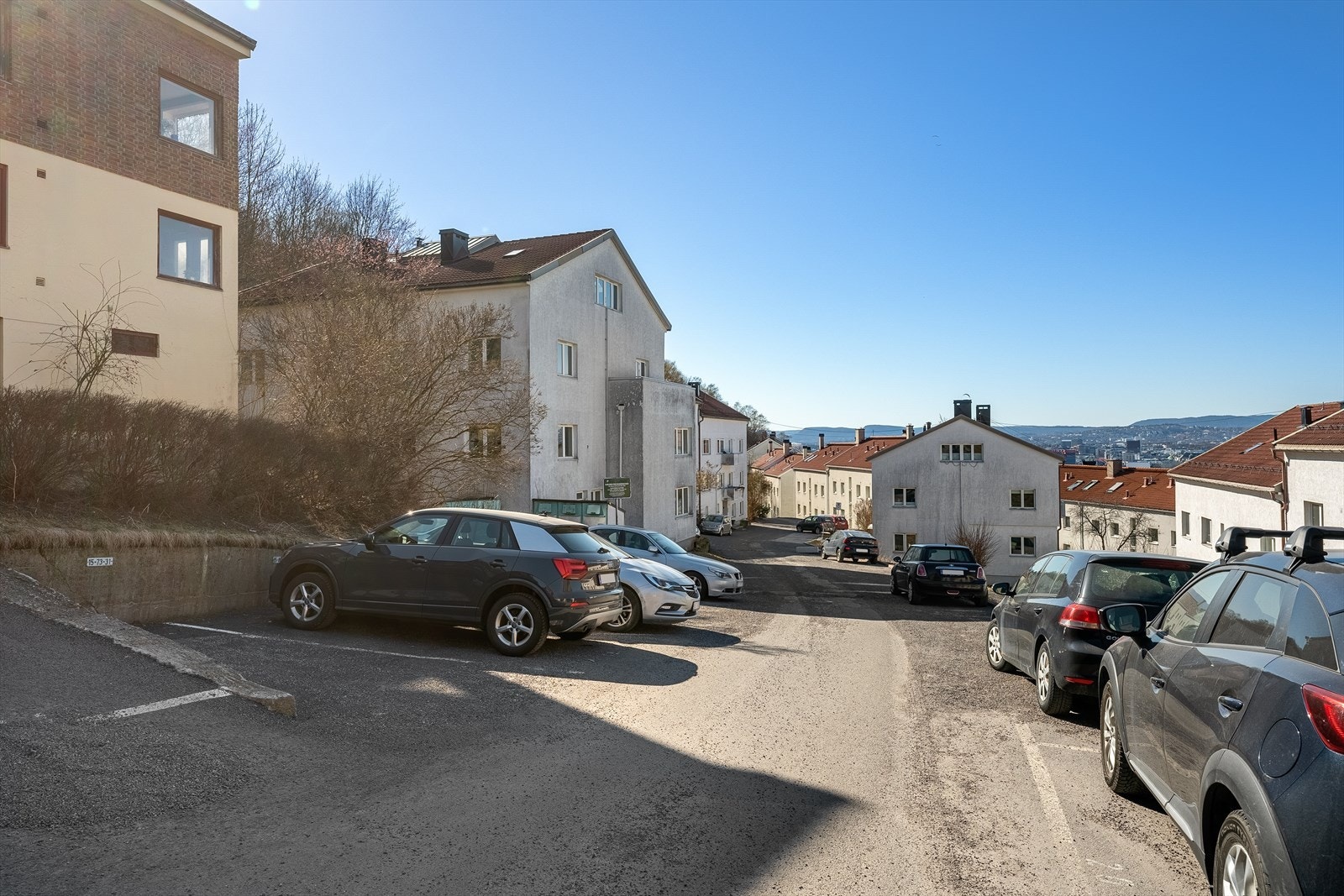 Borettslaget har parkeringsplasser til leie etter venteliste. Galleribilde