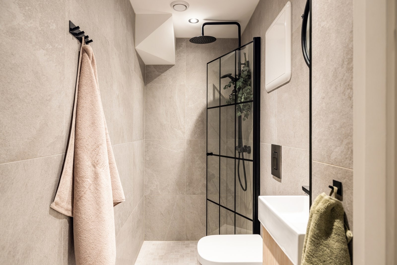 Badet ble pusset opp i 2020 og fremstår moderne med store fliser Galleribilde