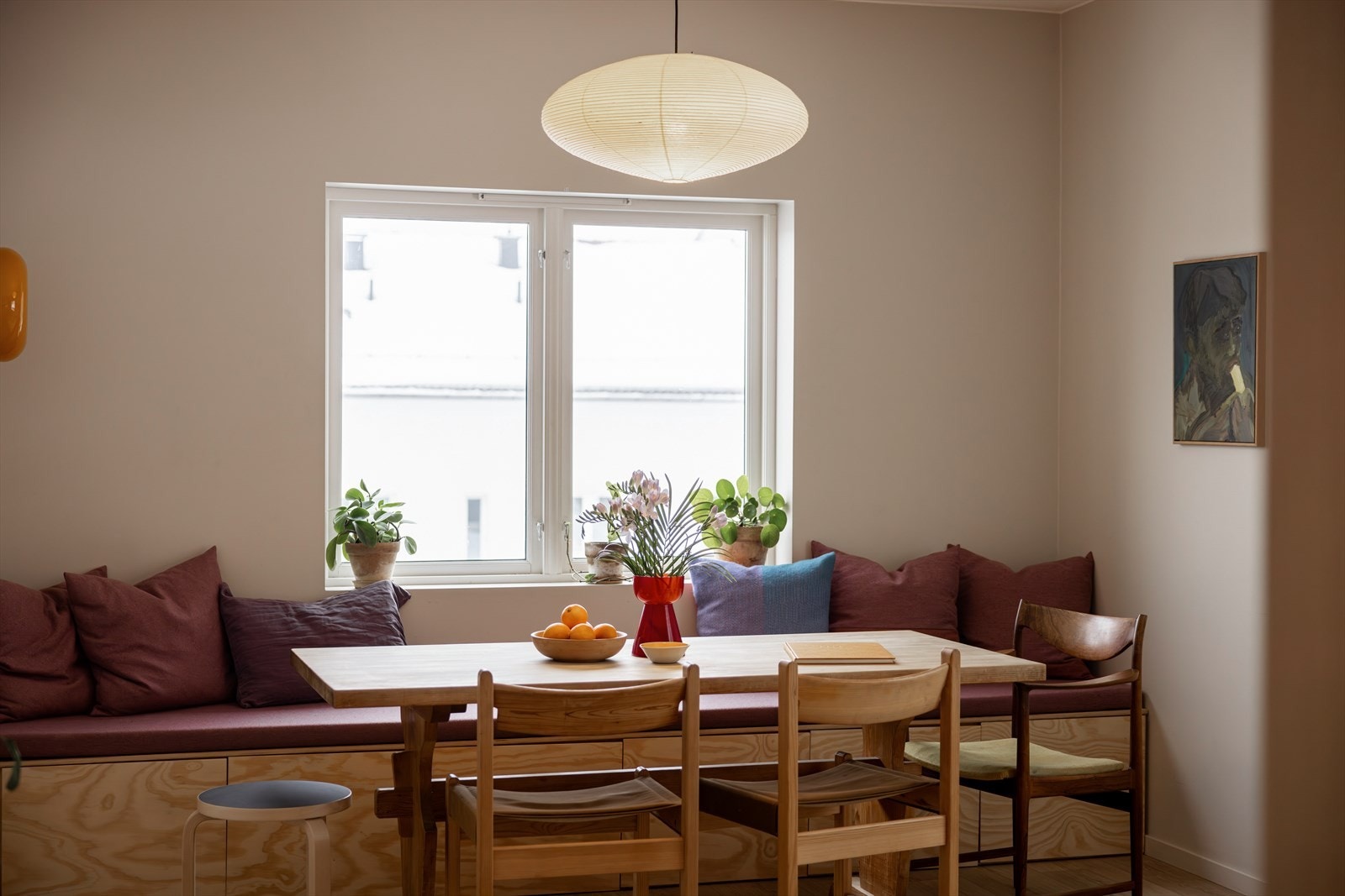 Det er laget plassbygget sittebenk med stort spisebord - perfekt for å samle venner og familie til et hyggelig måltid! Galleribilde