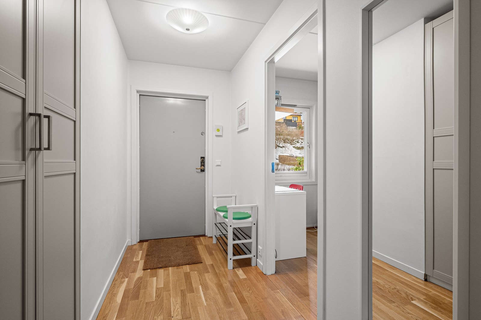 Velkommen inn! Det første du vil møte i leiligheten er en praktisk og romslig entré utstyrt med store garderobeskap. Galleribilde