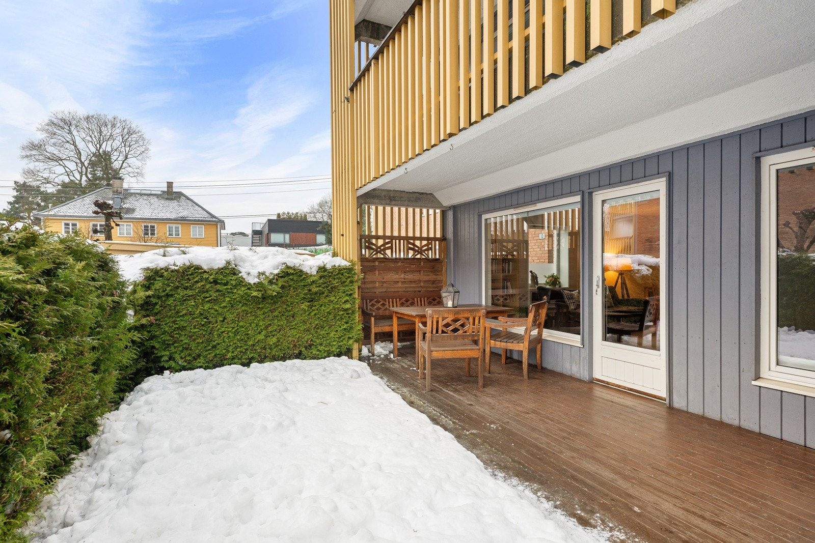 Den flotte Thujahekken hindrer innsyn. Det er god plass til utendørs møblement som sittegruppe og grill. Galleribilde