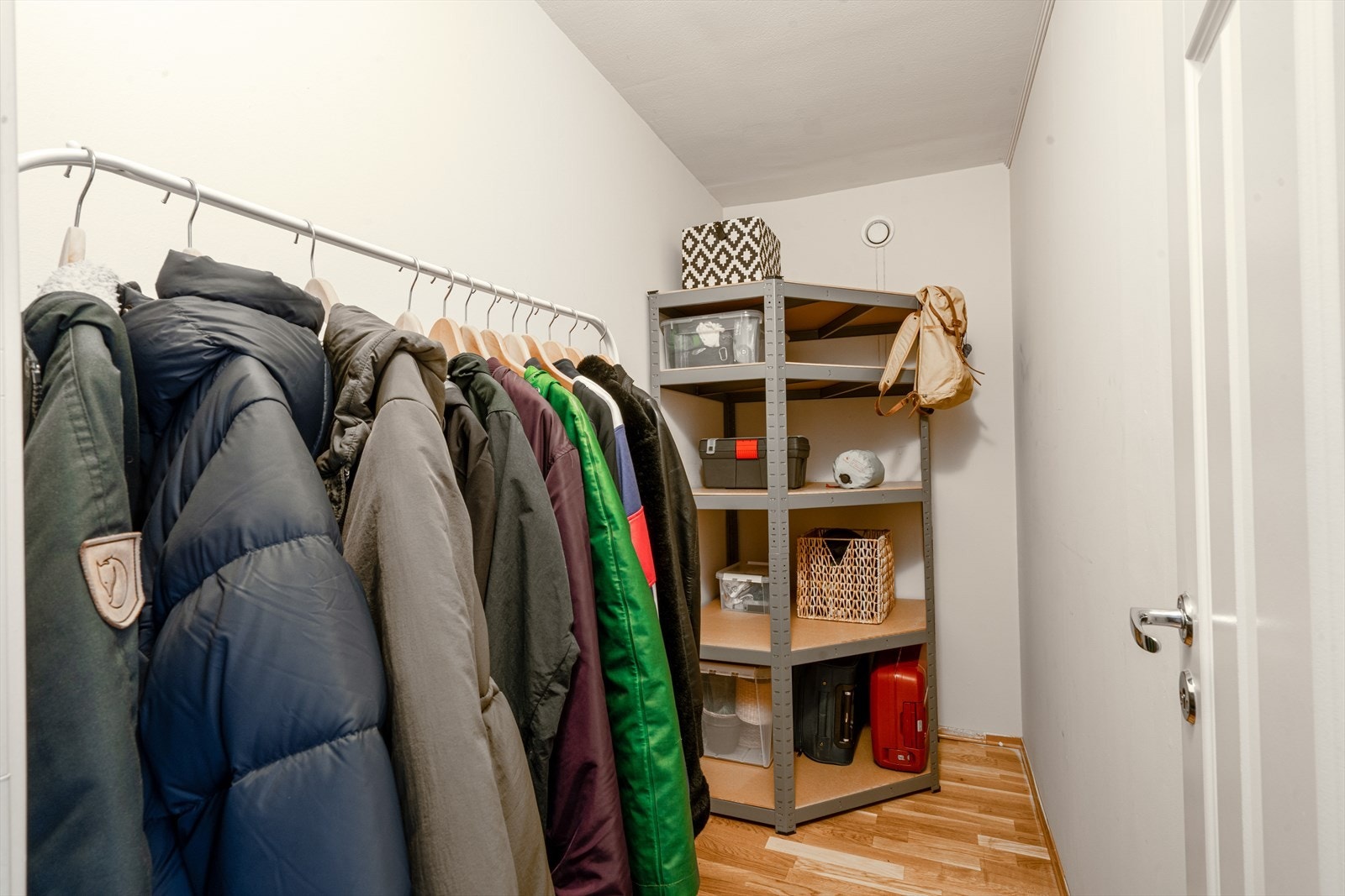 Innvendig bod med plass til lagring Galleribilde