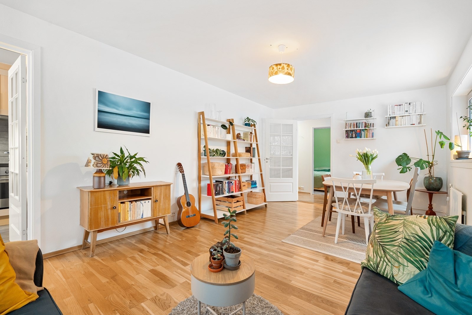 Leilighetens stue fremstår som pen og romslig. Galleribilde