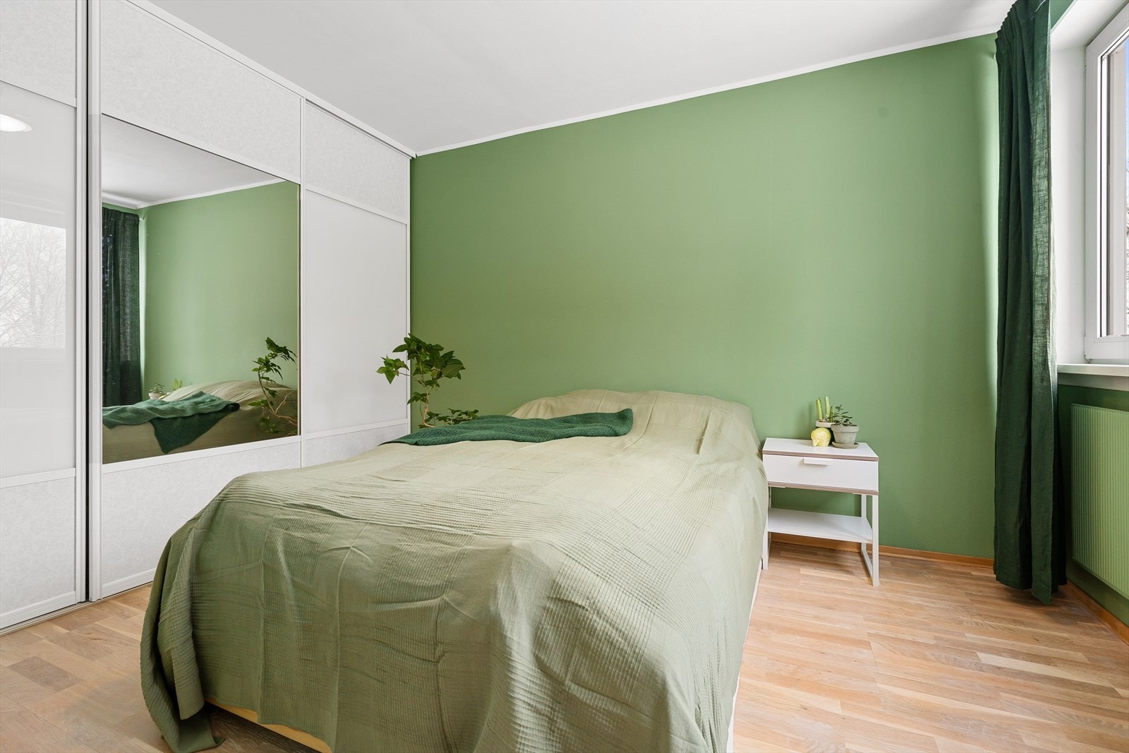 Stort og luftig soverom med godt av plass til dobbeltseng med tilhørende nattbord. Galleribilde