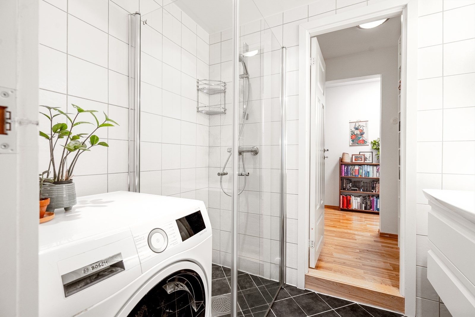 Badet er flislagt med varmekabler på gulv, og opplegg til vaskemaskin. Galleribilde