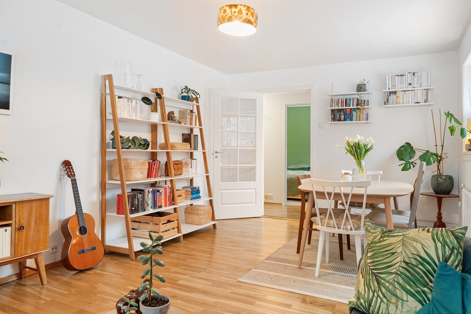 Flott stue med god takhøyde og store vindusflater som gir en fantastisk romfølelse. Galleribilde