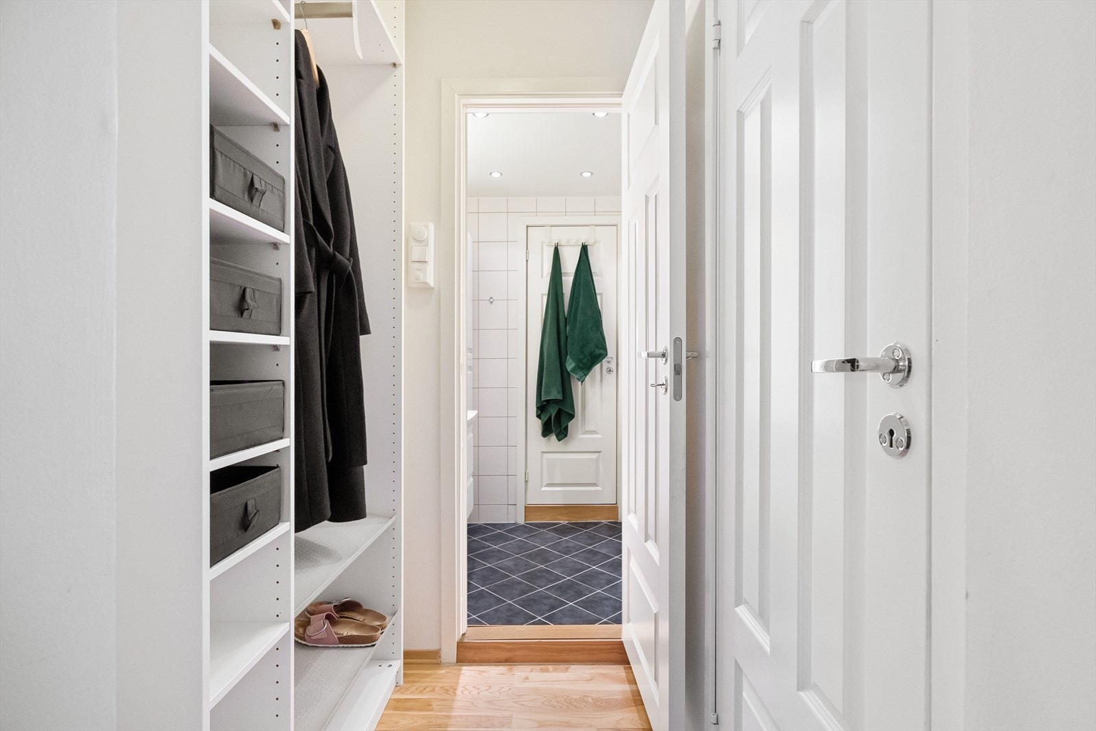 Fra leiligheten er det kort vei til kollektiv transport m/ hyppige avganger. Galleribilde