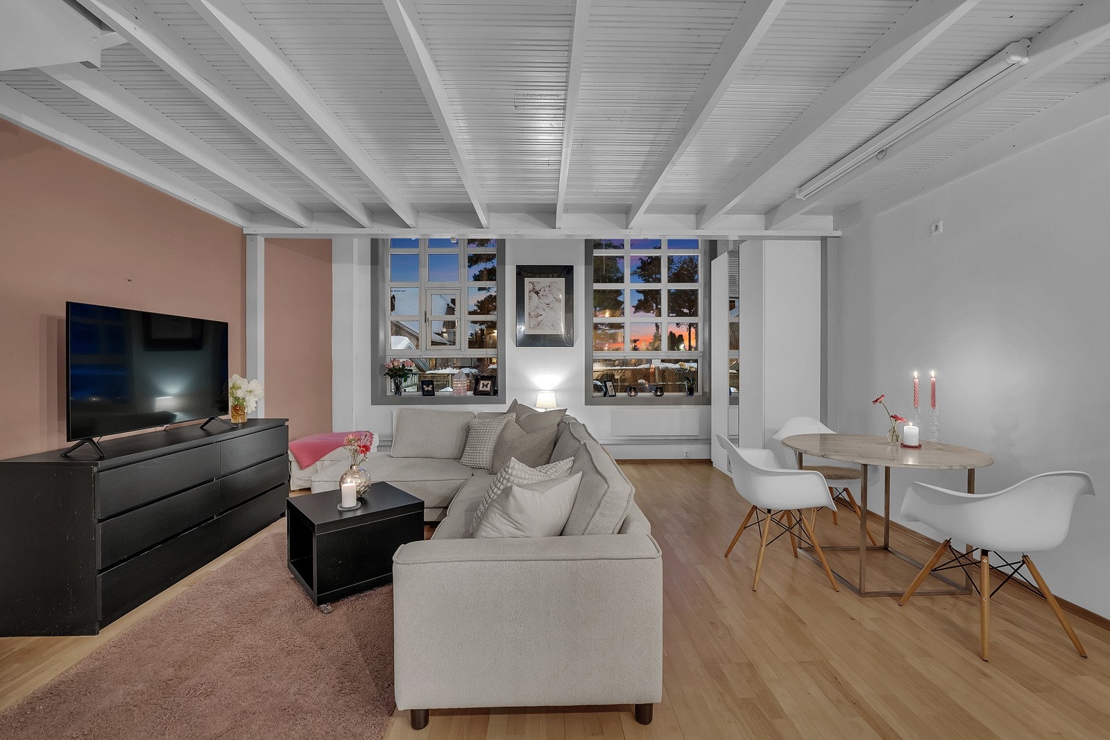 Stuen er romslig og har plass til en sofagruppe med tilhørende tv-møblement, samt et spisebord. Galleribilde