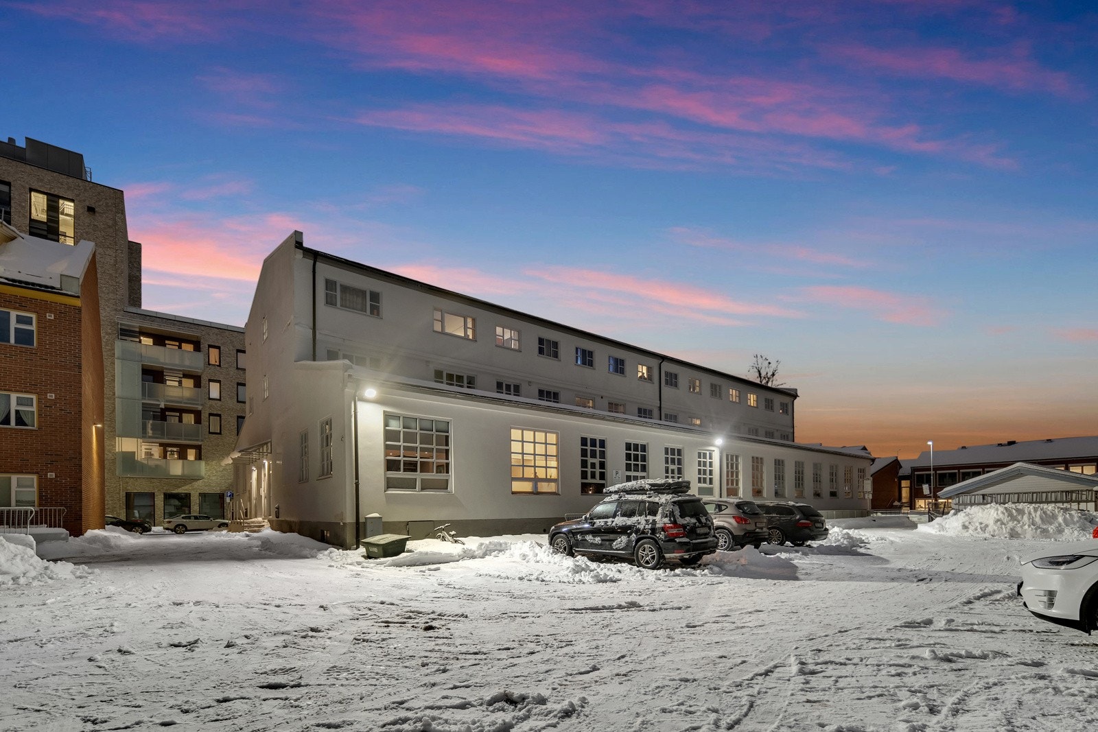 Leiligheten ligger i 1. etasje. Til leiligheten følger det med en garasjeplass i et felles garasjeanlegg. Galleribilde