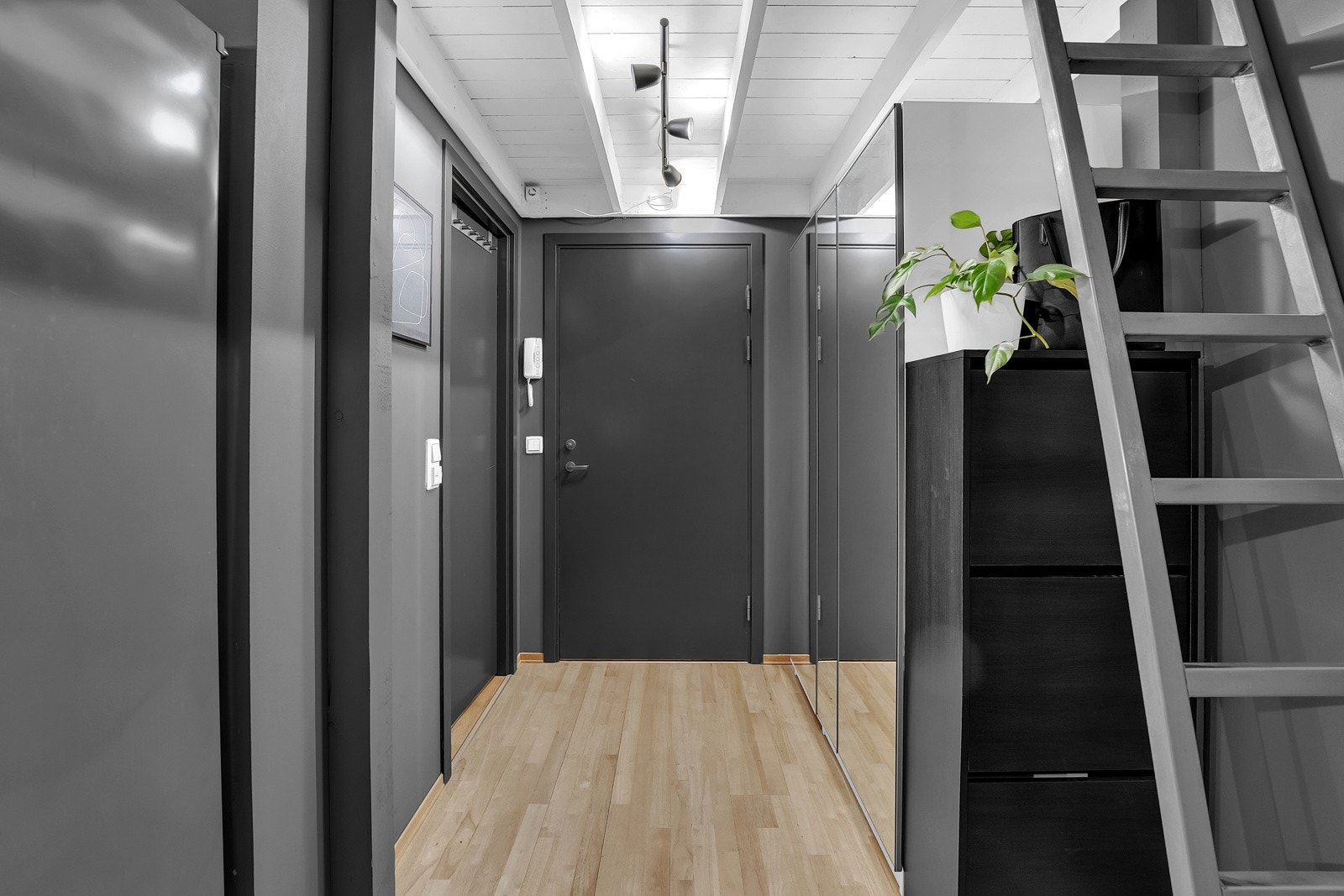 Gang med plass til garderobeskap. Galleribilde