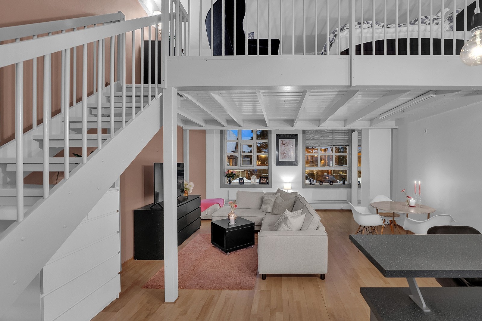 En trapp leder opp til hemsen. Galleribilde