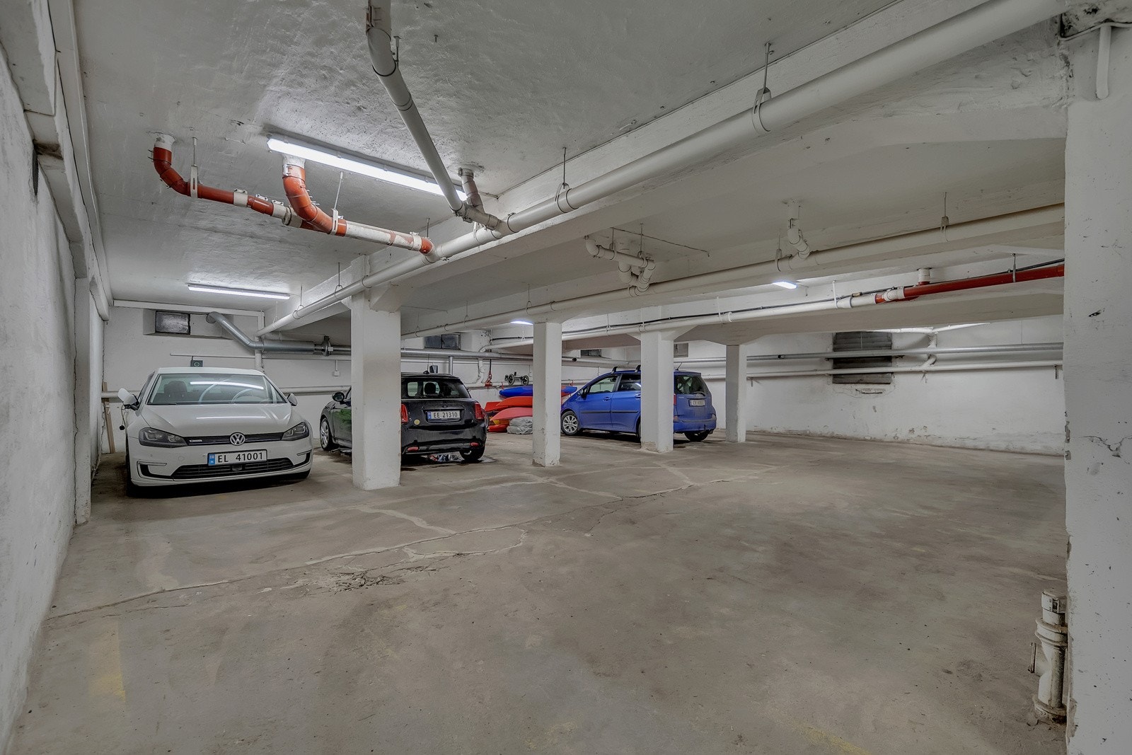 Det følger med en bruksrett til en garasjeplass i et felles garasjeanlegg til denne seksjonen. Galleribilde