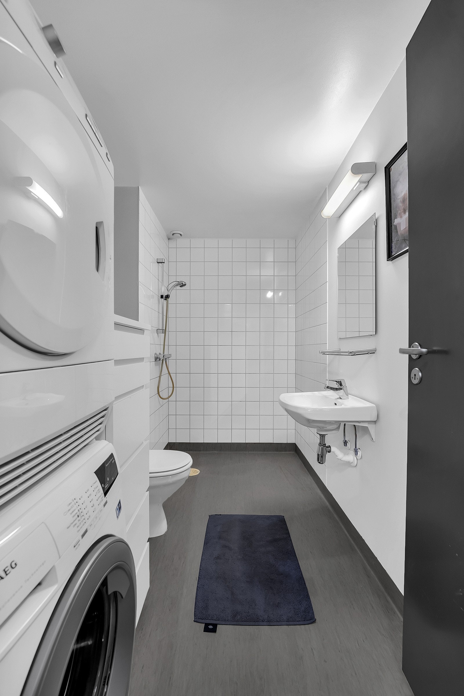 Videre har badet opplegg til vaskemaskin, og også plass til en tørketrommel. Galleribilde