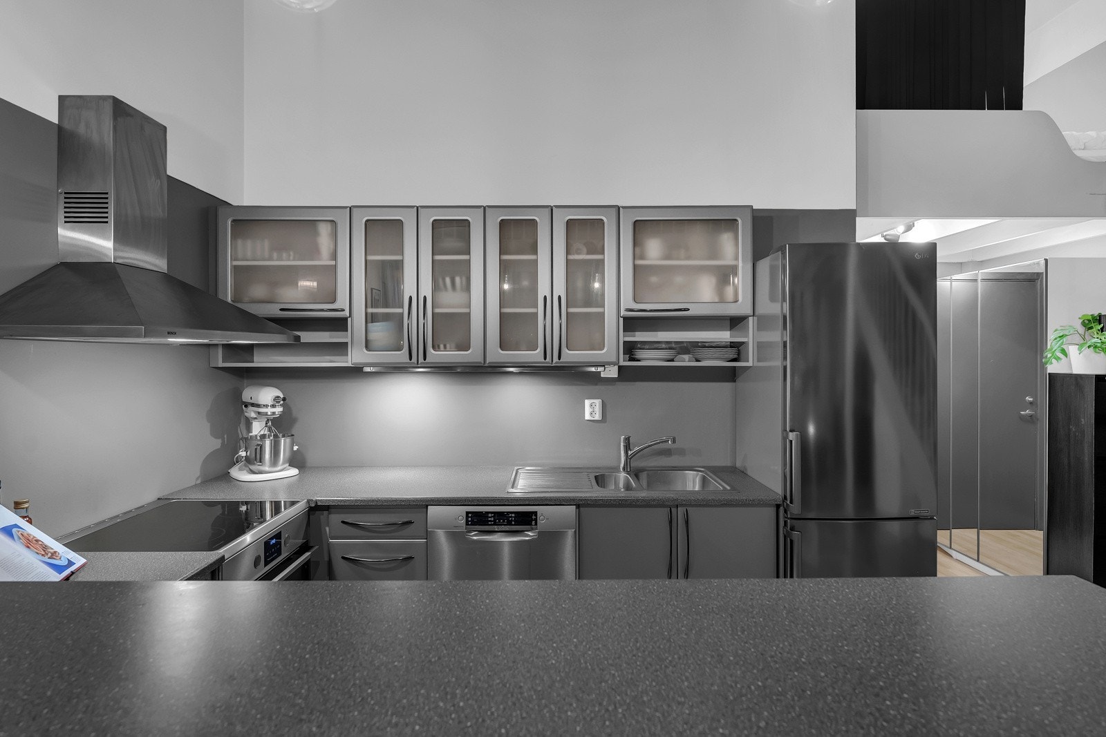 Hvitevarene på kjøkkenet følger med i handelen. Galleribilde