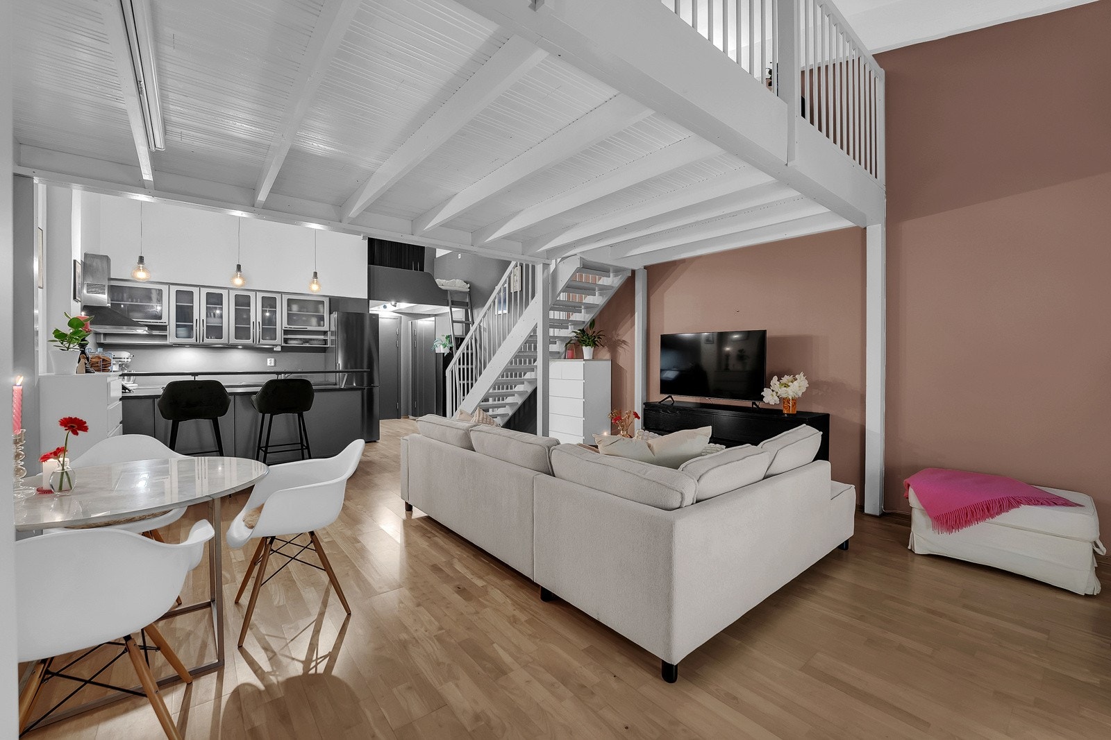 Leiligheten har en god planløsning med stue og kjøkken i en åpen løsning. Galleribilde