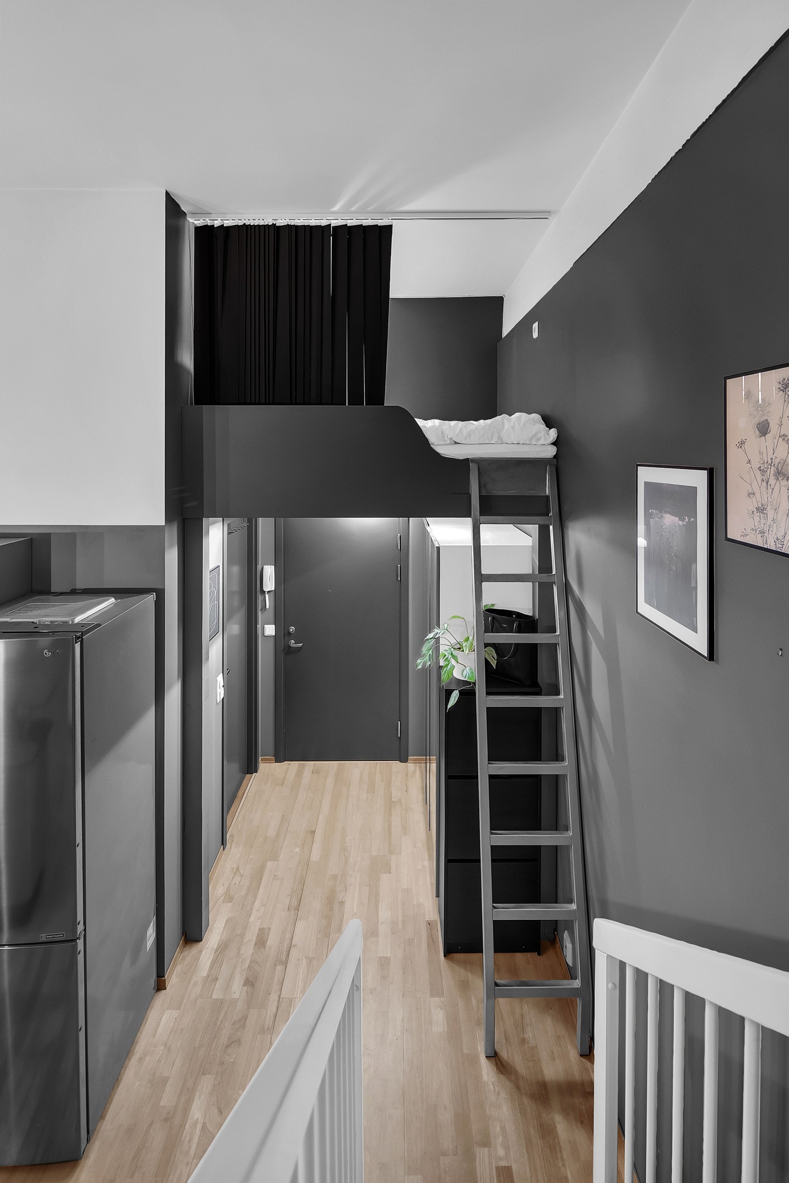 Plassen over gangen er også utnyttet, og man har tilgang til denne plassen via en stige. Galleribilde