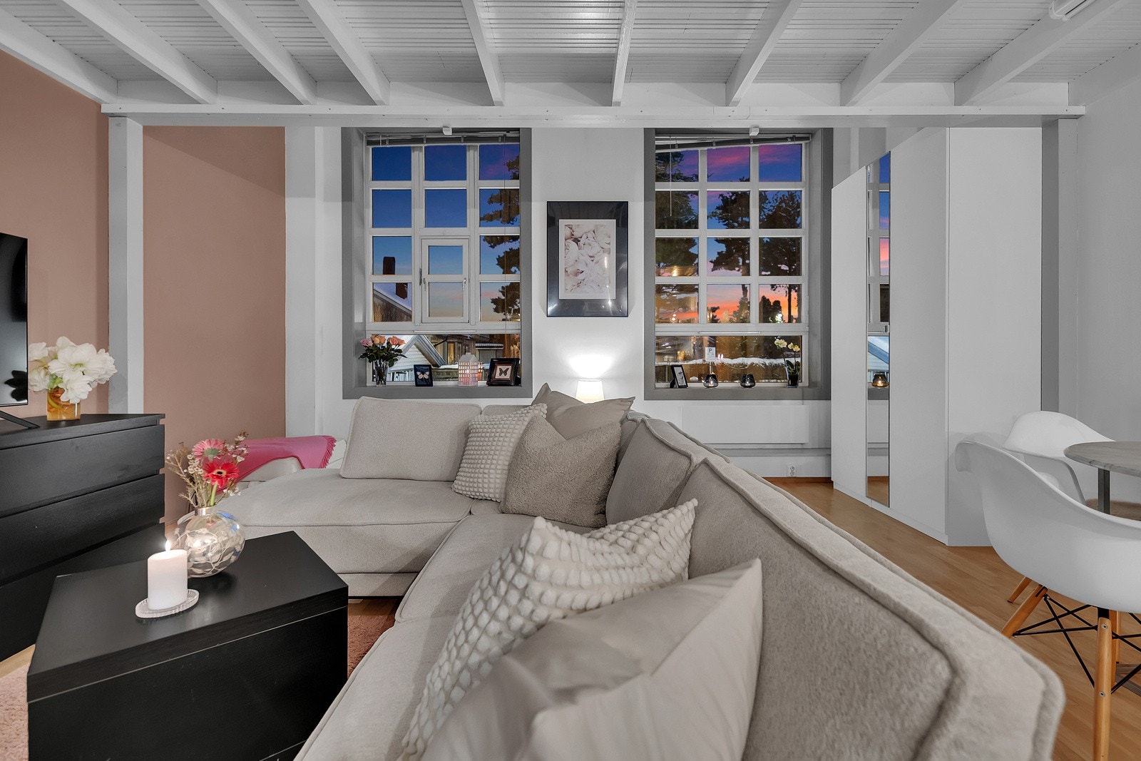 Stuen har store vindusflater. Galleribilde