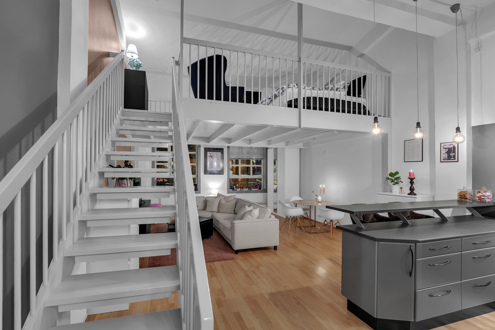 Leiligheten har takhøyde opptil 490 cm enkelte steder, og store vindusflater gir mye naturlig lys. Galleribilde