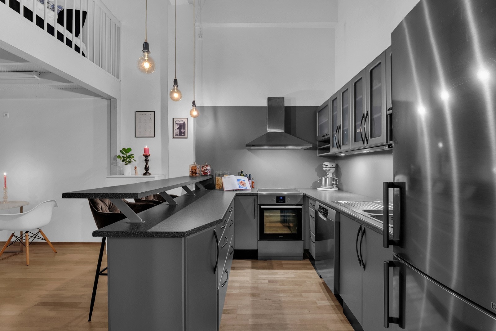 Kjøkkenet er praktisk utformet med åpen løsning mot stuen. Kjøkkenet har godt med skap- og benkeplass, og frokosten kan nytes ved barløsningen. Galleribilde