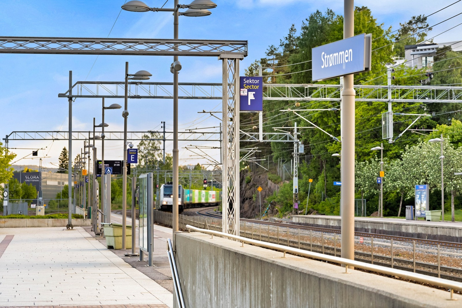 Strømmen stasjon ligger i gåavstand fra leiligheten. Toget bruker i overkant av 20 minutter inn til sentrum! Galleribilde