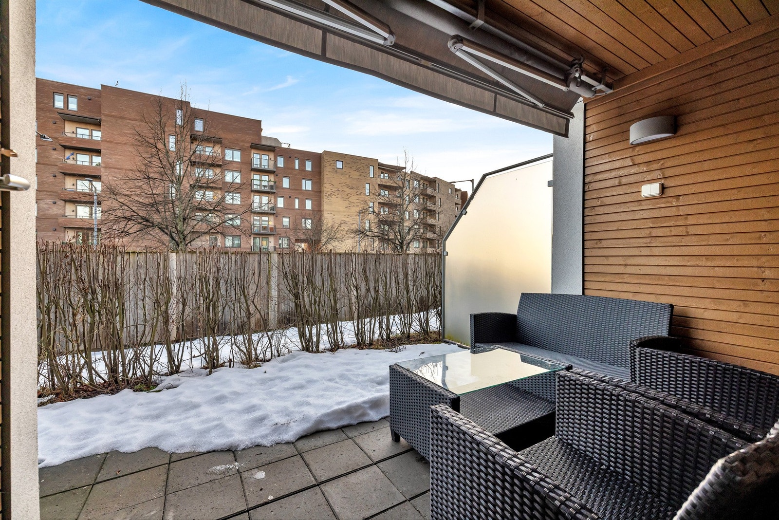 Terrassen er på ca. 16 kvm og belagt med heller. Galleribilde
