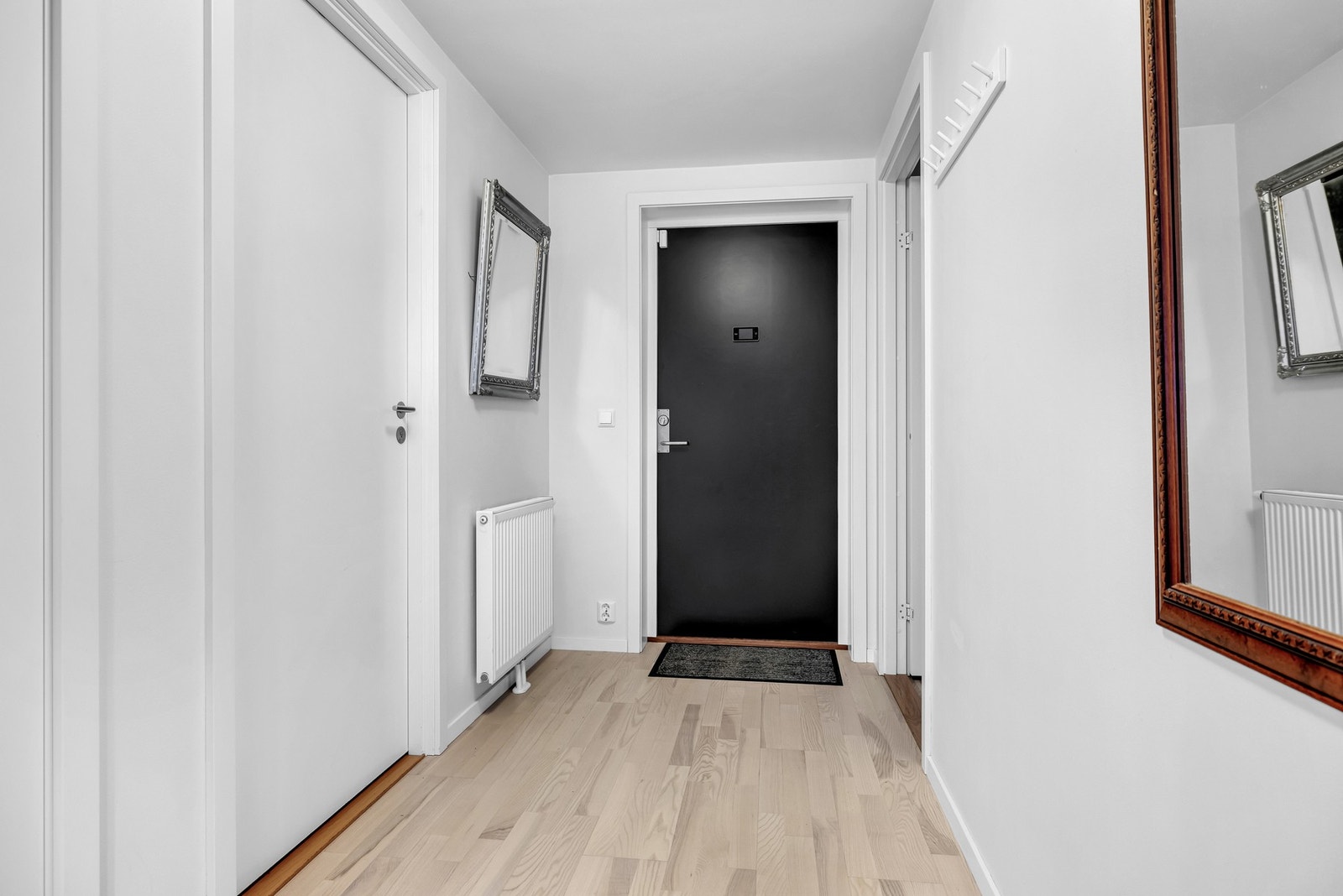 Velkommen inn! Innbydende entré som gir et godt førsteinntrykk. Her er det fint med plass til oppheng av yttertøy og plassering av sko. Galleribilde