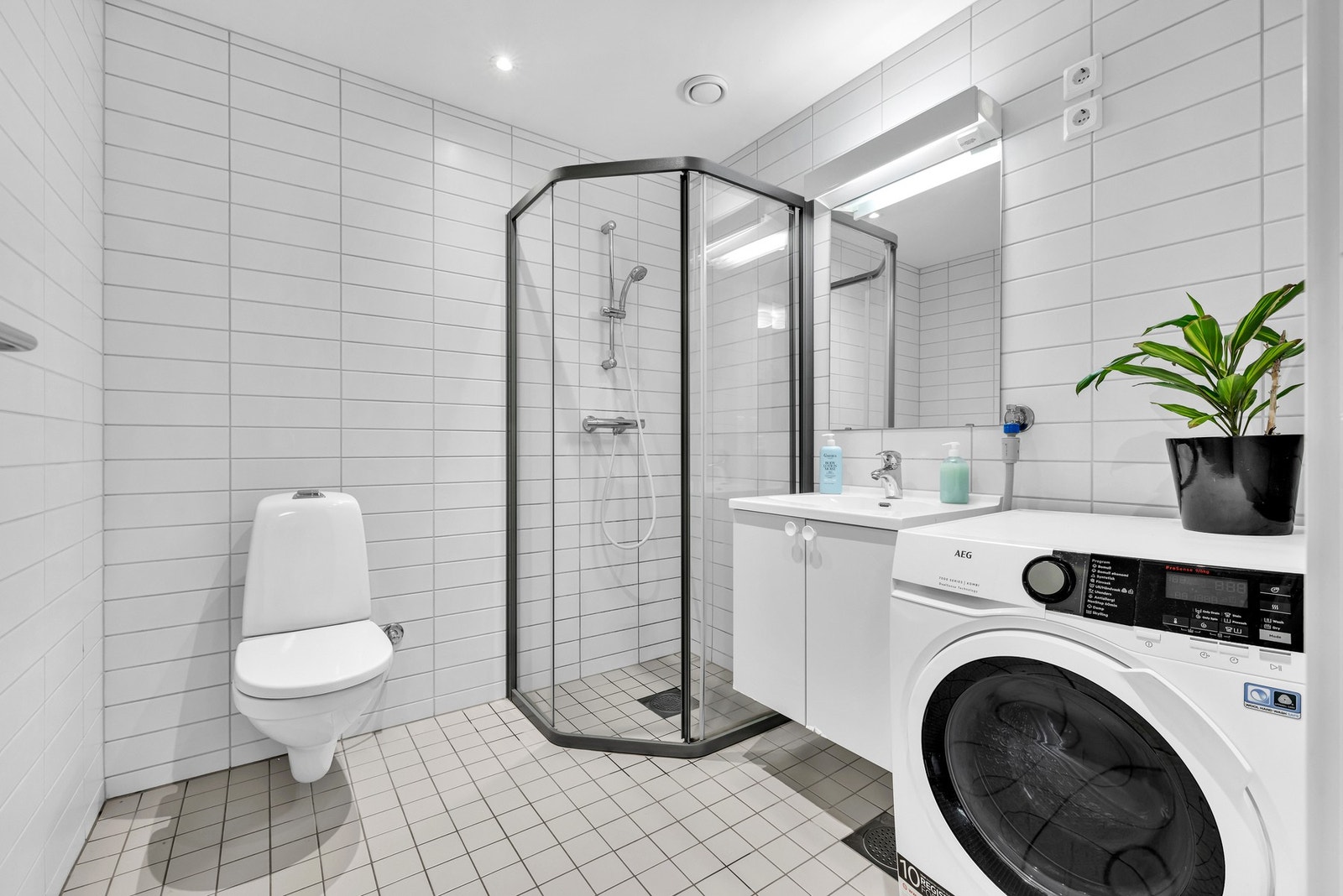 Pent flislagt bad med gulvvarme og downlights i himling. Opplegg for vaskemaskin. Galleribilde