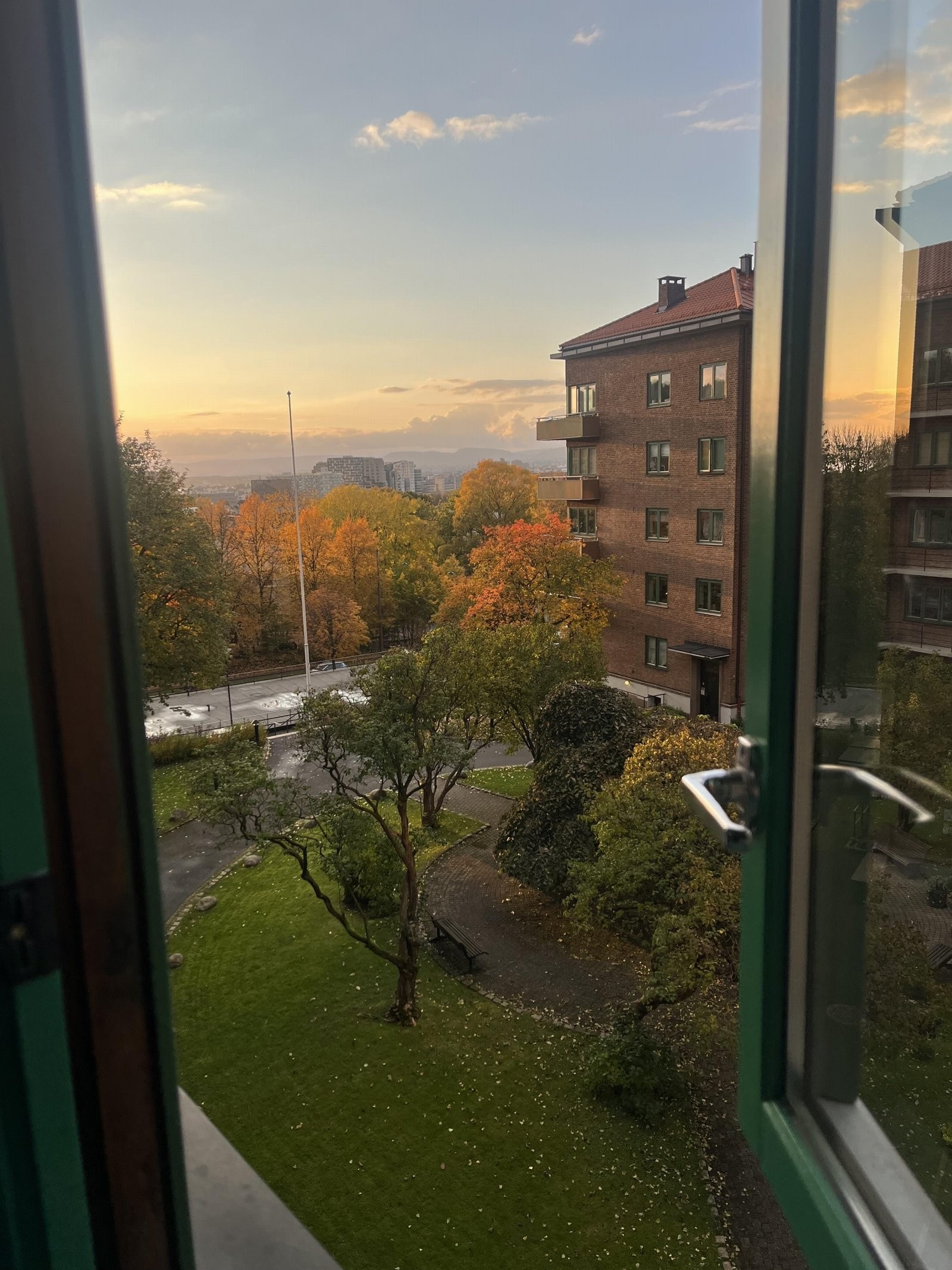 Selgers bilde - Utsiktsbilde fra kjøkkenvindu. Galleribilde