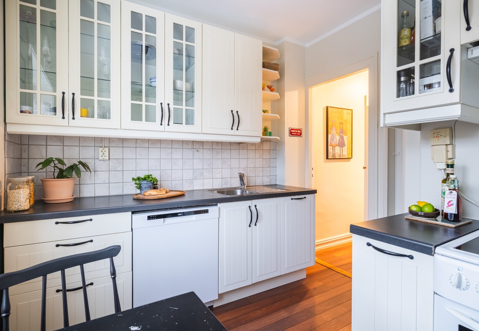 IKEA kjøkkeninnredning med romslig og god skap-plass. Kjøkkenet har opplegg til komfyr med topp, oppvaskmaskin og frittstående kjøleskap. Galleribilde