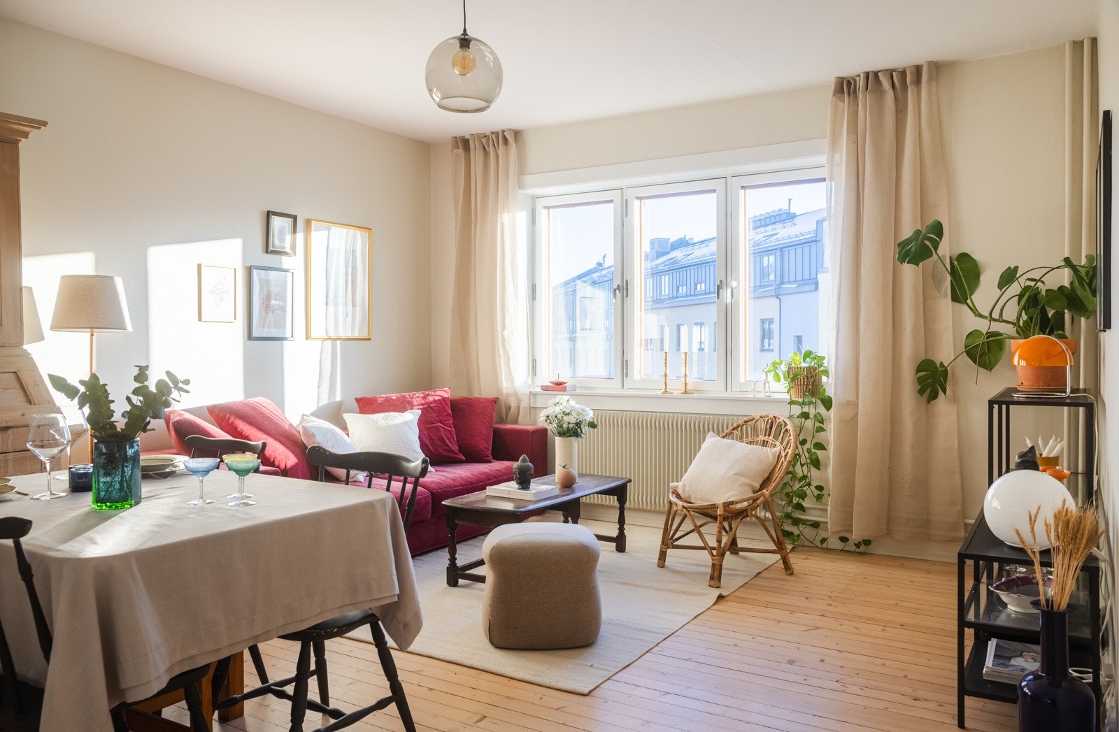 Leiligheten har en gjennomgående planløsning med god takhøyde, store vindusflater og dype vinduskarmer. Galleribilde