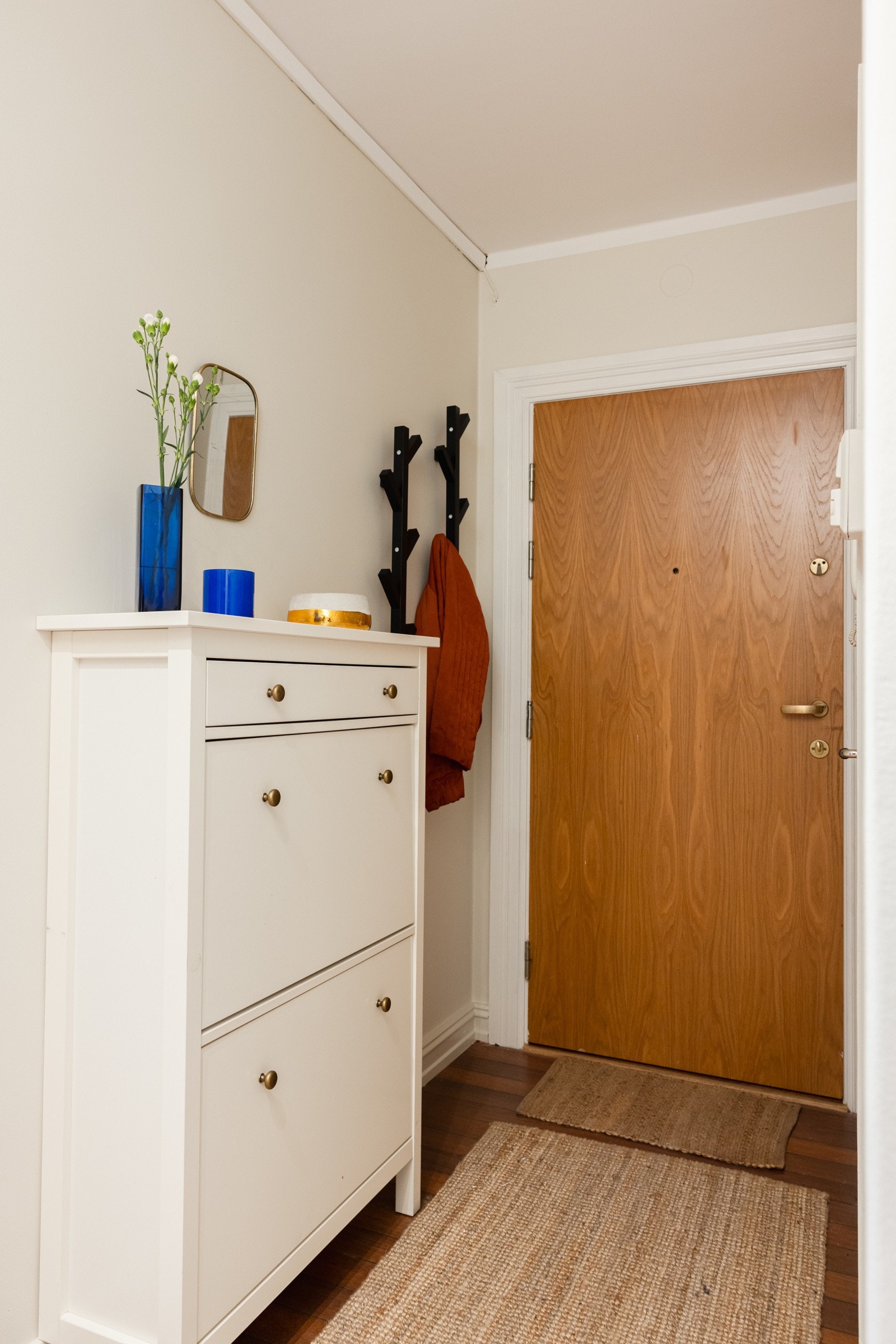 Det er plass til skoskap i gang, samt romslig innebygget garderobe for oppbevaring og jakkeoppheng. Galleribilde