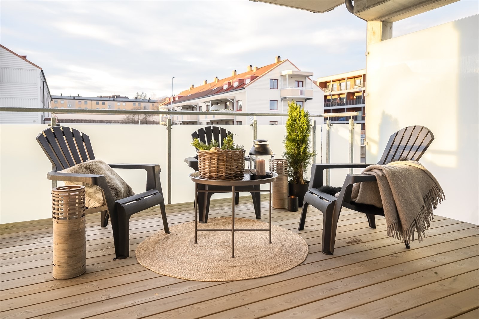 Med utgang fra stuen, har man en stor veranda på 13 kvm. Her sitter man forholdsvis usjenert med beliggenhet på enden av bygget. Galleribilde