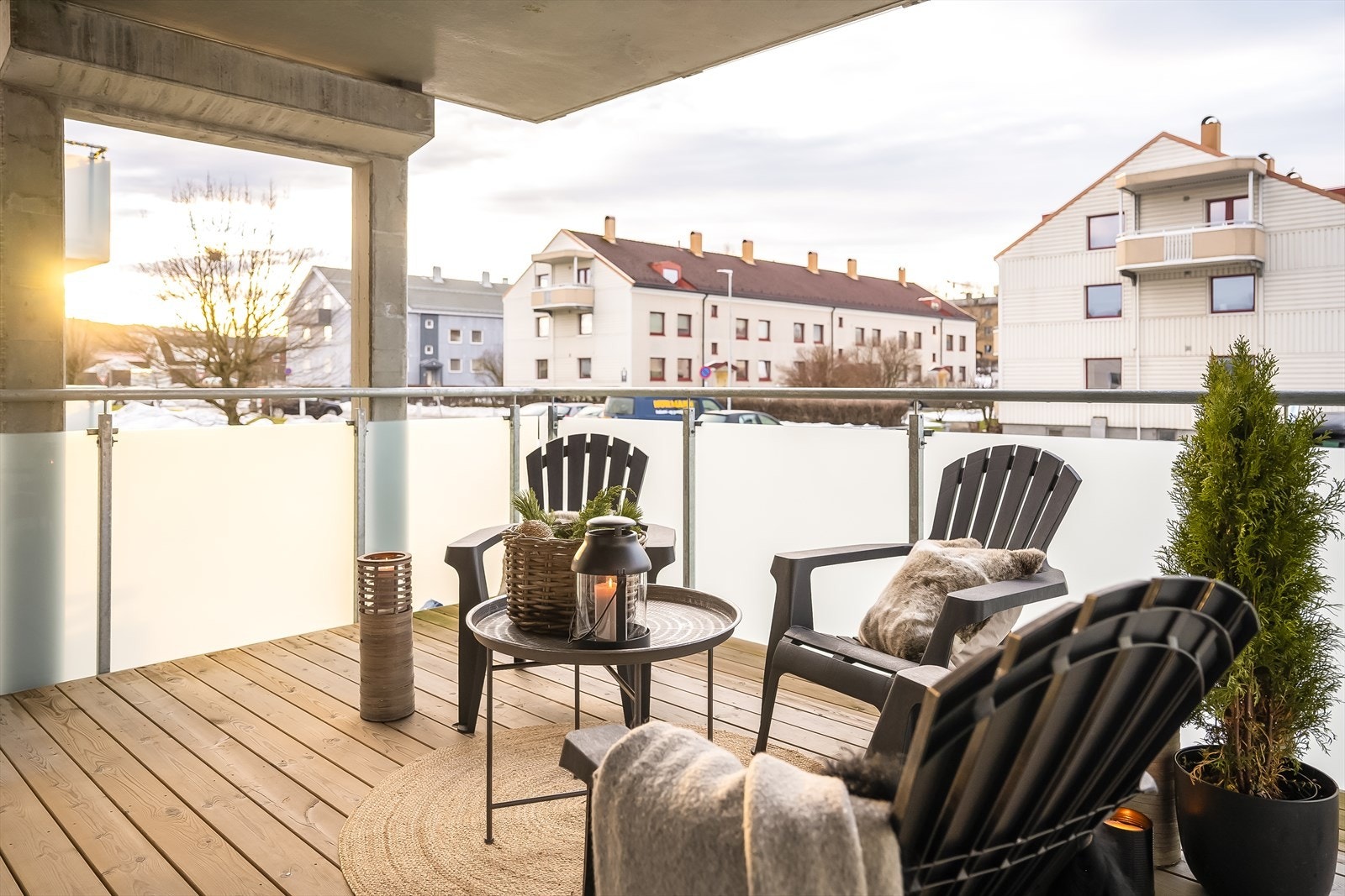 Balkongen ligger sørvestvendt, slik at man har flotte solforhold fra ca. kl. 13-22, sommerstid. Galleribilde