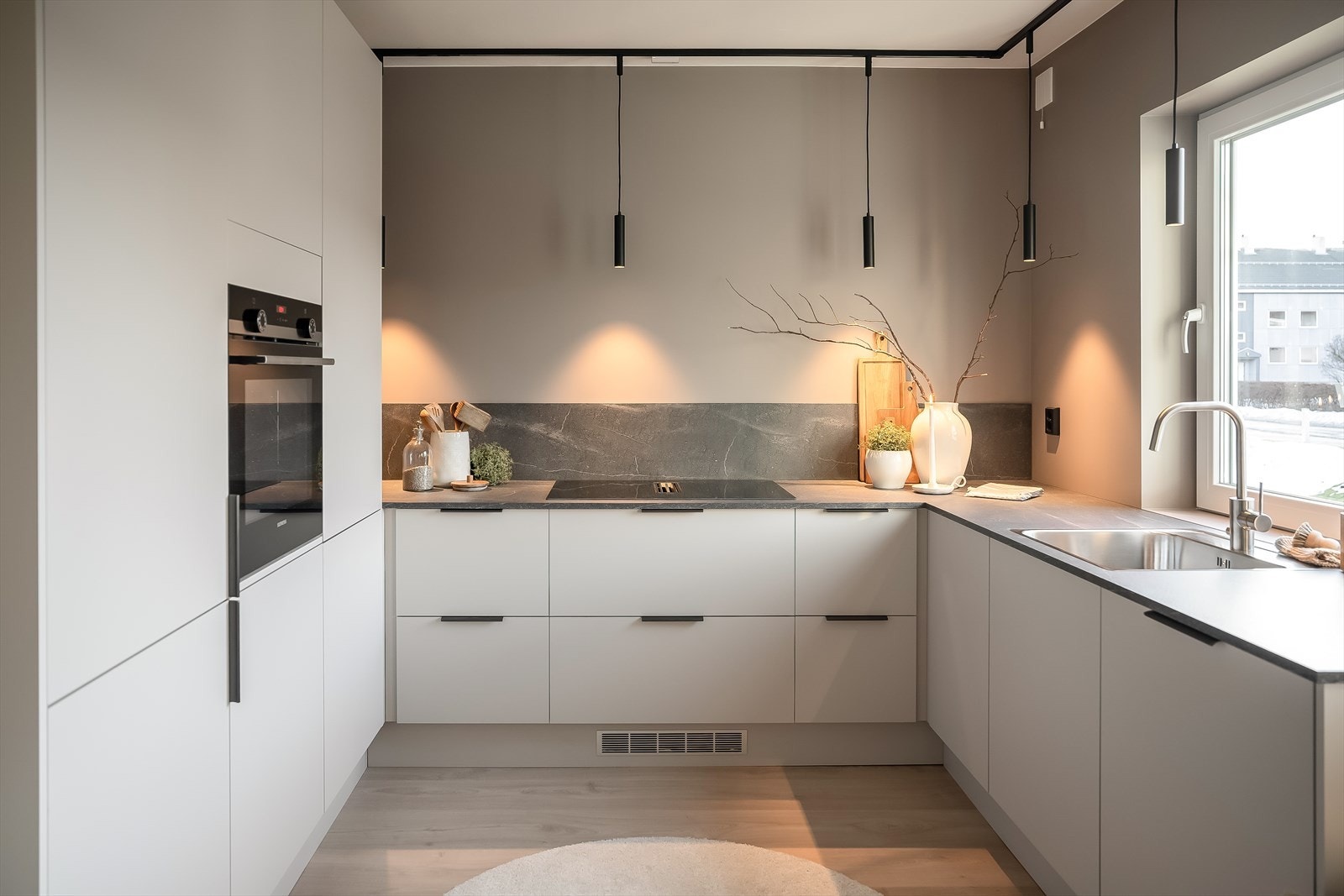 Kjøkkenet har påkostet integrerte hvitevarer fra AEG som , platetopp med ventilator, oppvaskmaskin, kombi kjøl - og fryseskap. Stekeovn fra Siemens. Galleribilde