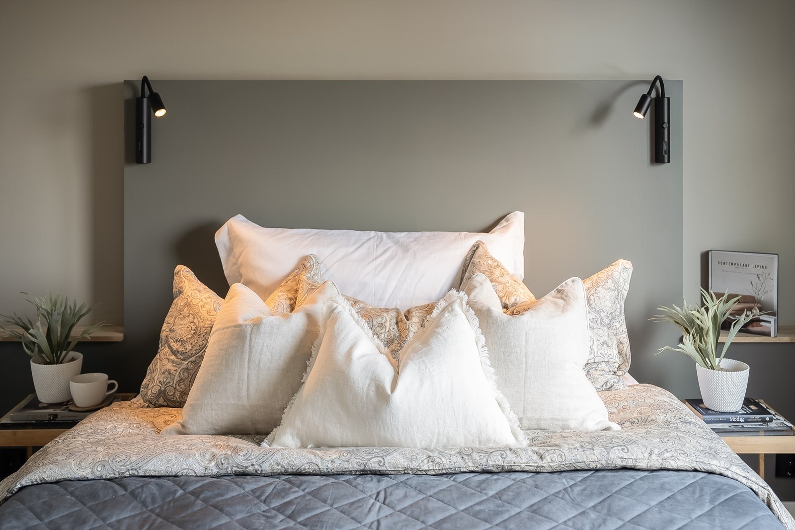 Master bedroom har inngang fra stuen og er på 12,8 kvm. Her finner vi en plassbygd sengegavl med hylleplater i eik og fastmontert lys med usb/usb-c tilkobling. Galleribilde