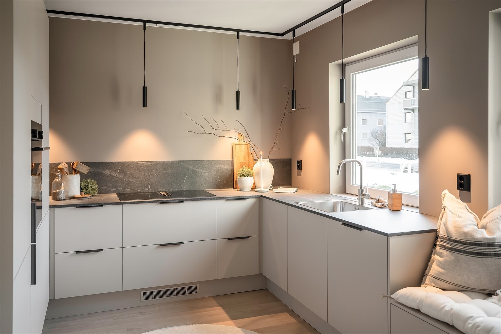 Kjøkkenet er som resten av leiligheten totaloppusset i 2024. Dette er et kvalitetskjøkken fra Aubo. Galleribilde