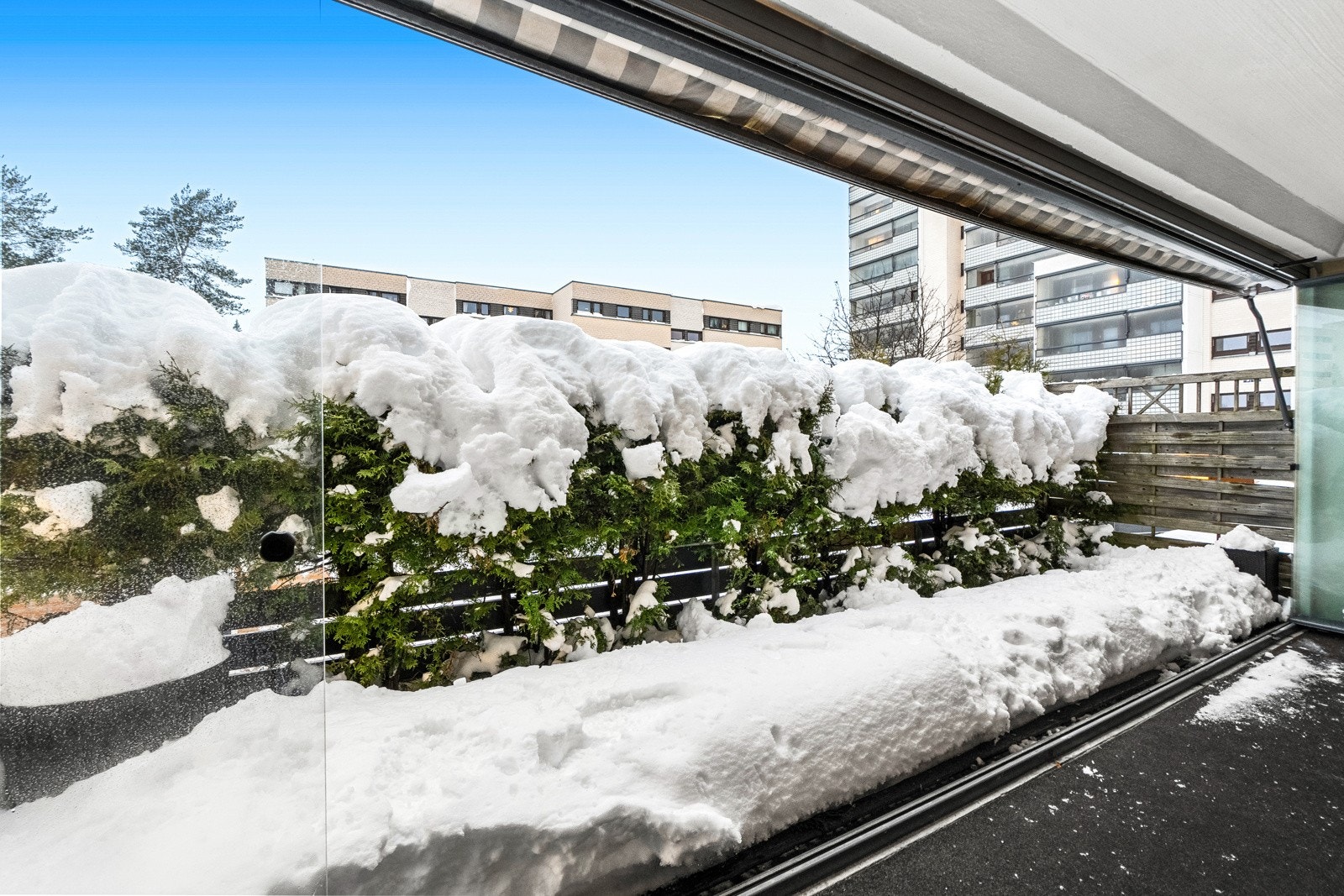 Terrassen er romslig og innehar god plass for sittegruppe og grill, mm. Den er videre utstyrt med utvendig markise, samt stikkontakt og lysarmatur på vegg. Galleribilde