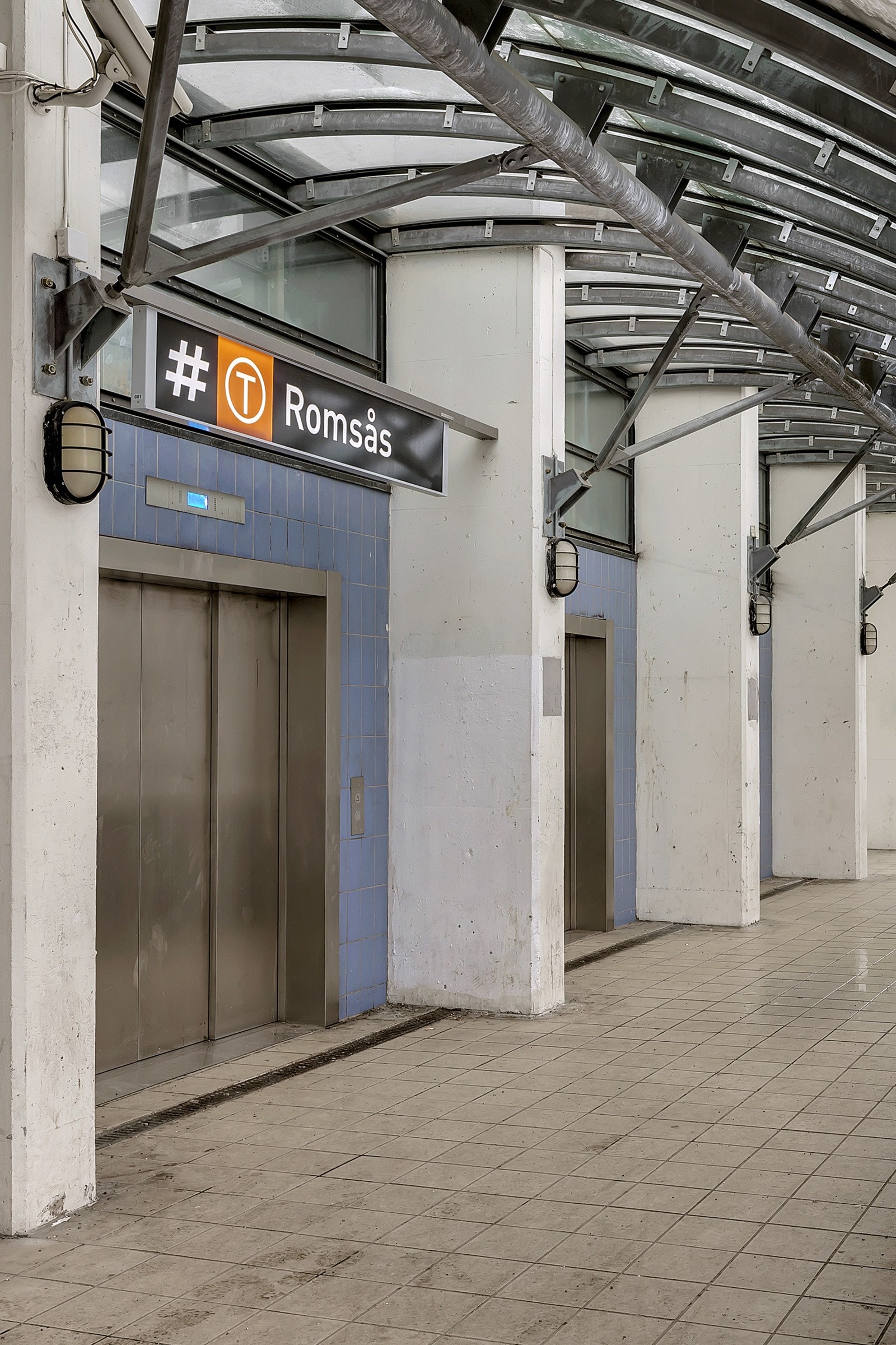Romsås er nærmeste T-banestasjon. Linje 4 og 5 tar deg effektivt til sentrum, med hyppige avganger og en reisetid på ca. 20 minutter. I tillegg til T-banen er det gode bussforbindelser. Fra leiligheten er det ca. 3 minutter til nærmeste bussholdeplass. Galleribilde