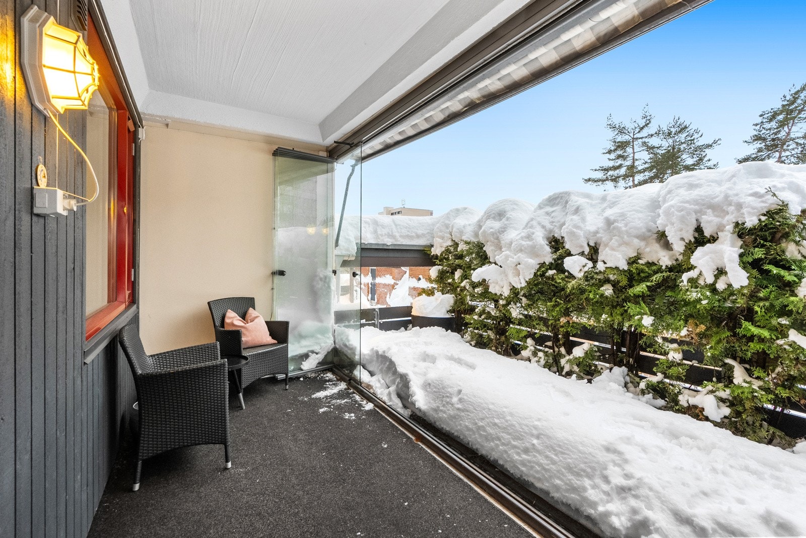 Fra stuen har du utgang til en vestvendt, innglasset terrasse på 13 kvm og videre adkomst til terrasseplatting på 11 kvm. Galleribilde