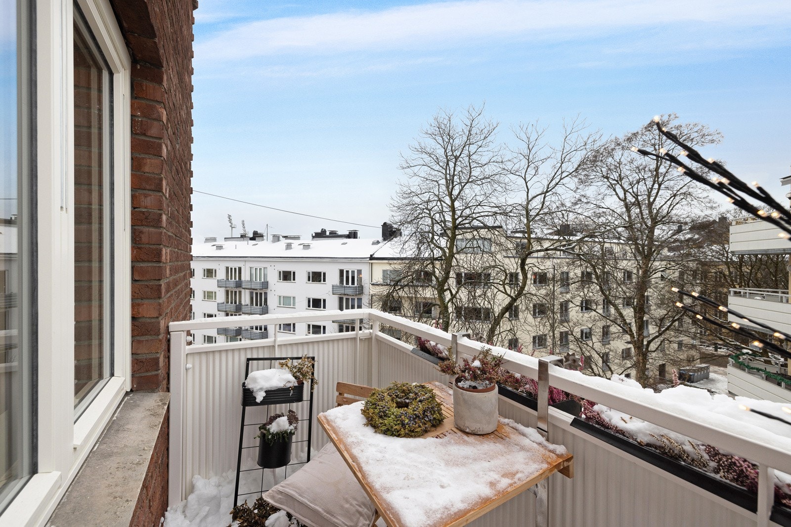 Balkongen vender mot vest og har sol fra formiddag til solnedgang. Galleribilde