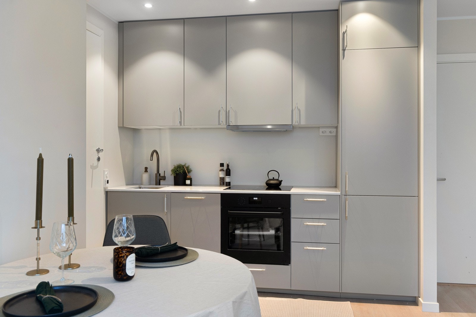 Helt nytt og lekkert kjøkken med påkostet benkeplate i komposittstein. Galleribilde