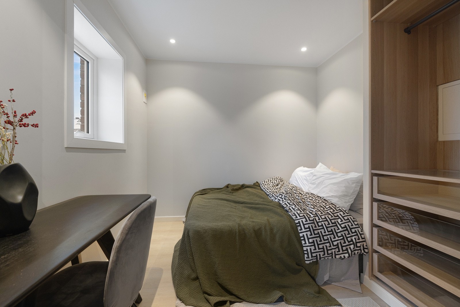 Alle overflater er slette og nymalte i 2025. Bilde er fra tilsvarende leilighet - sengen står andre veien i leiligheten. Galleribilde