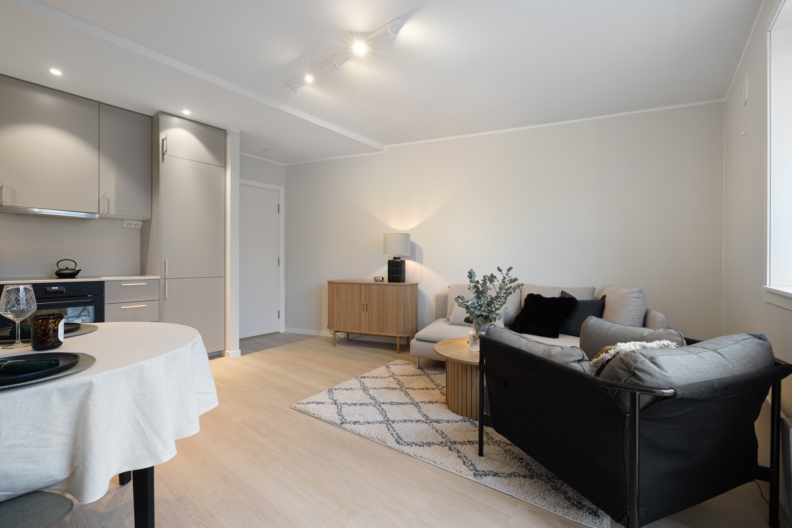 Kjøkkenet ligger i åpen og sosial løsning mot stue og spisestue. Galleribilde