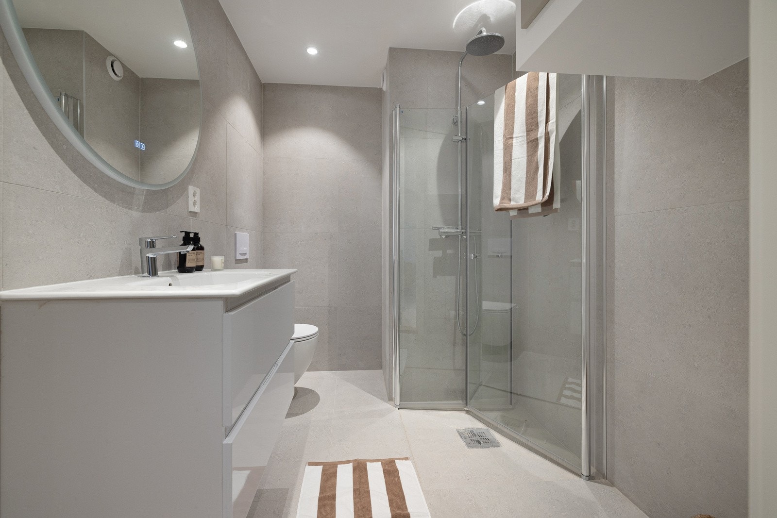 Dusjhjørne med waterfall- og hånddusj. Plassbesparende, innfellbare dusjdører. Galleribilde