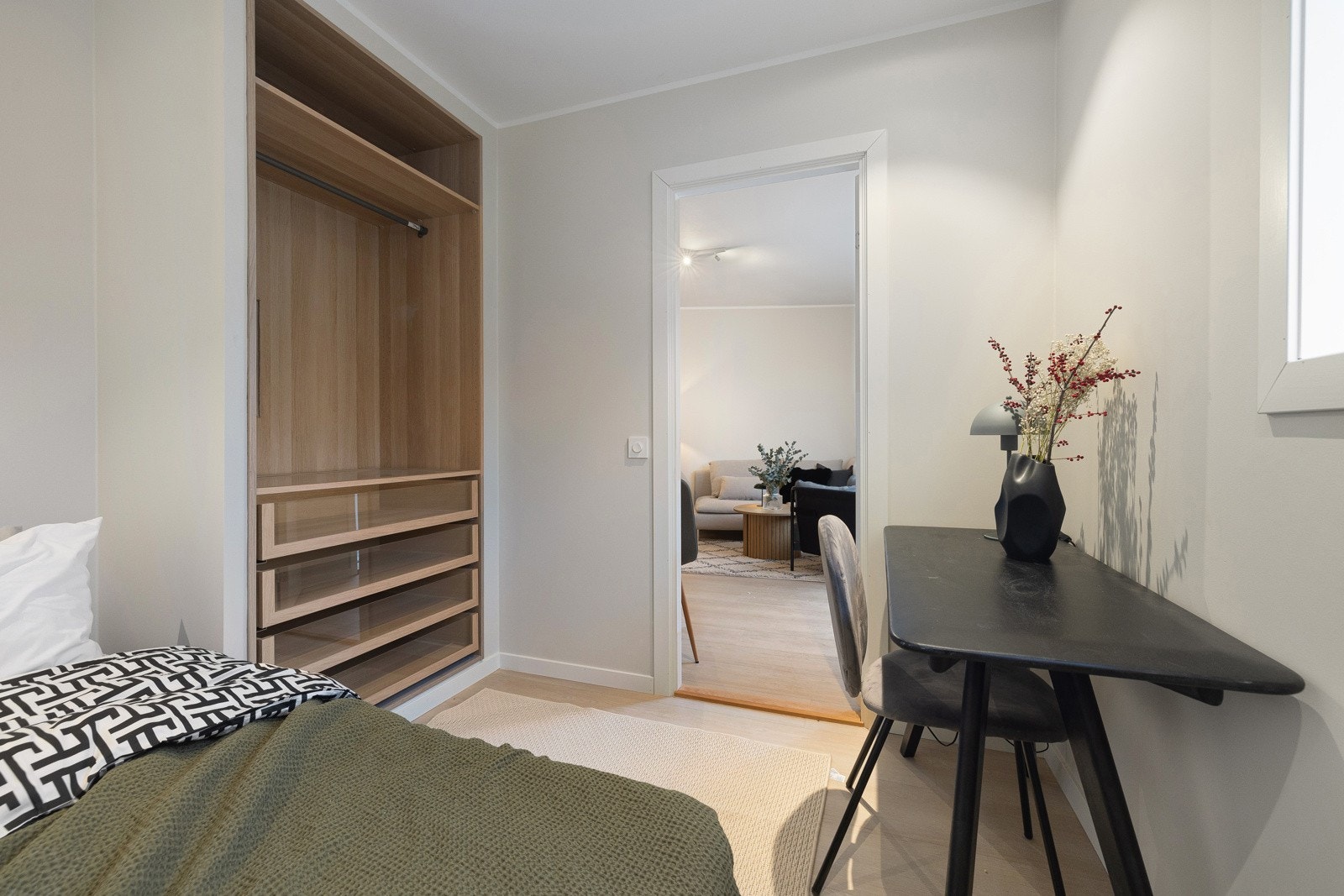 Innebygde garderobeskap med flott innredning. Bilde er fra tilsvarende leilighet - sengen står andre veien i leiligheten. Galleribilde