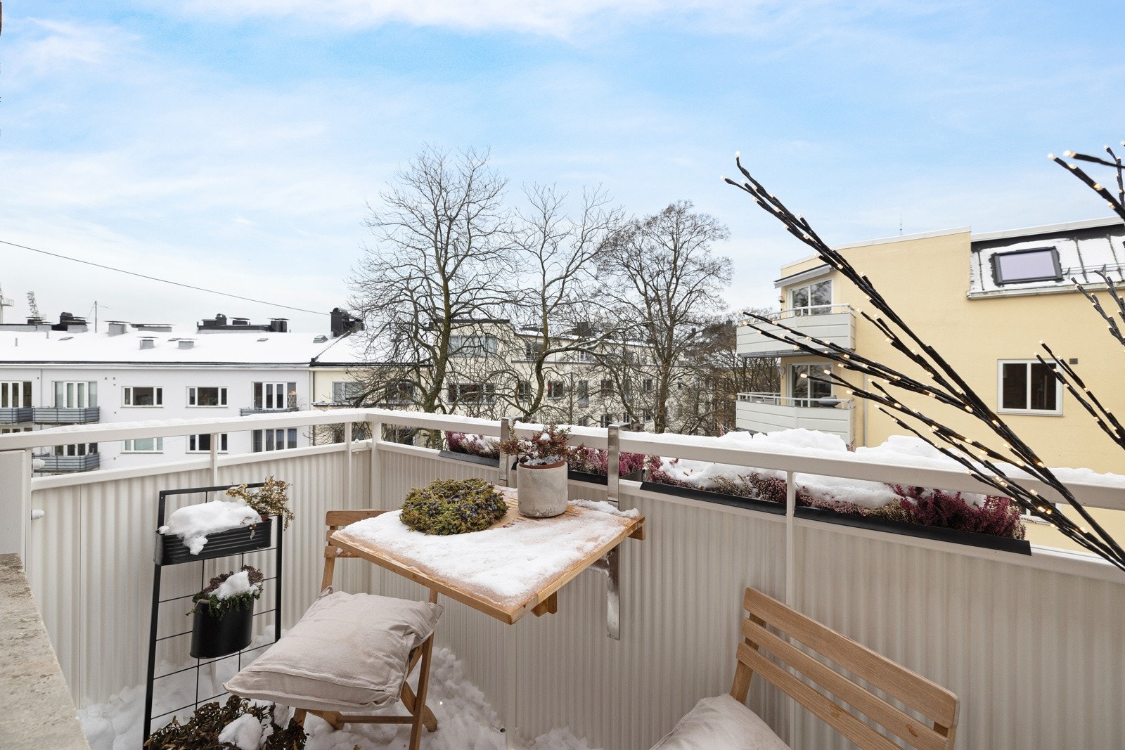 Kanskje byggets beste internbeliggenhet! Høyt og fritt, vendt mot vest med optimale sol- og lysforhold. Samtlige bilder i annonse er hentet fra tilsvarende leilighet i bygget. Galleribilde