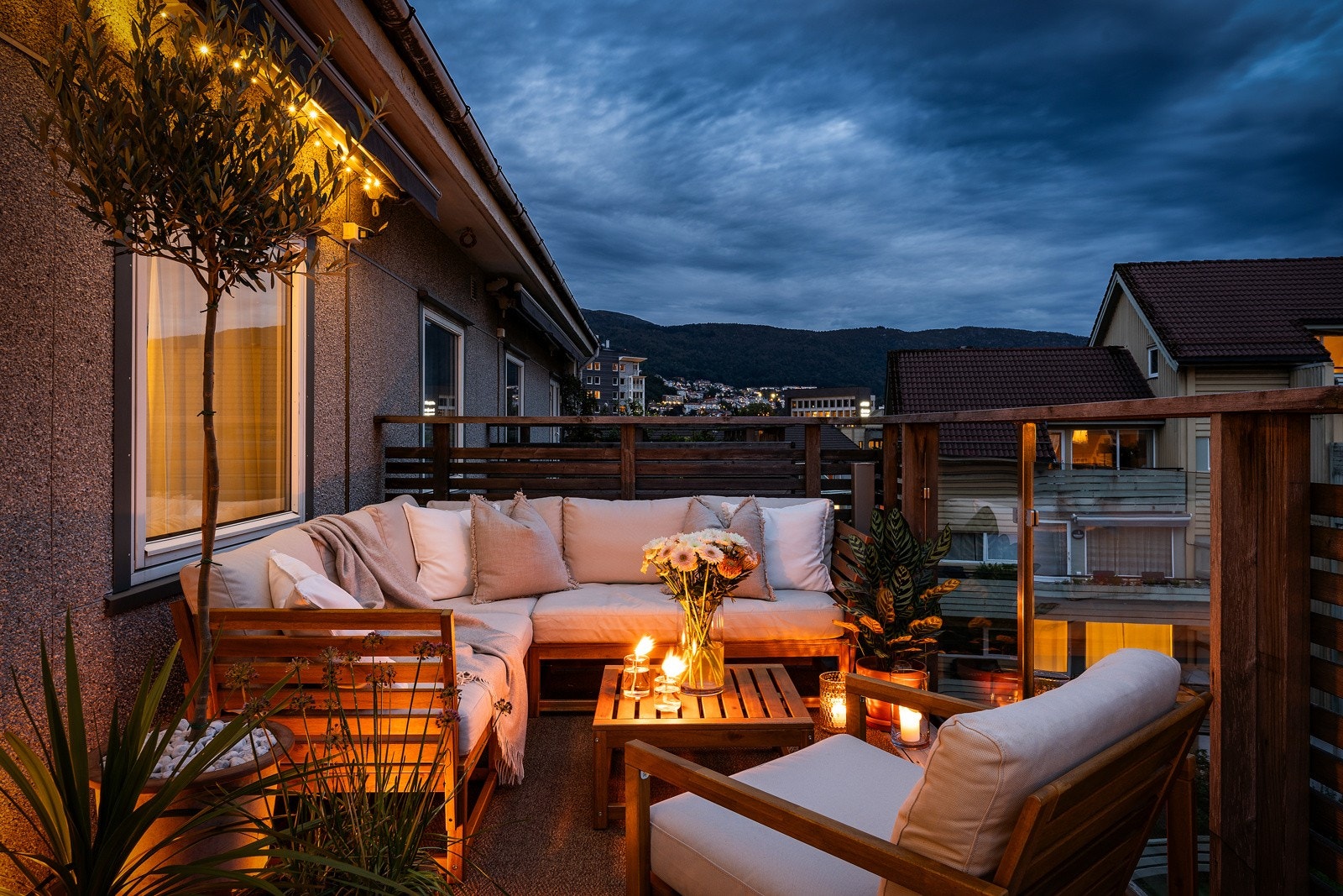 Koselig balkong innredet med sofagruppe. Galleribilde