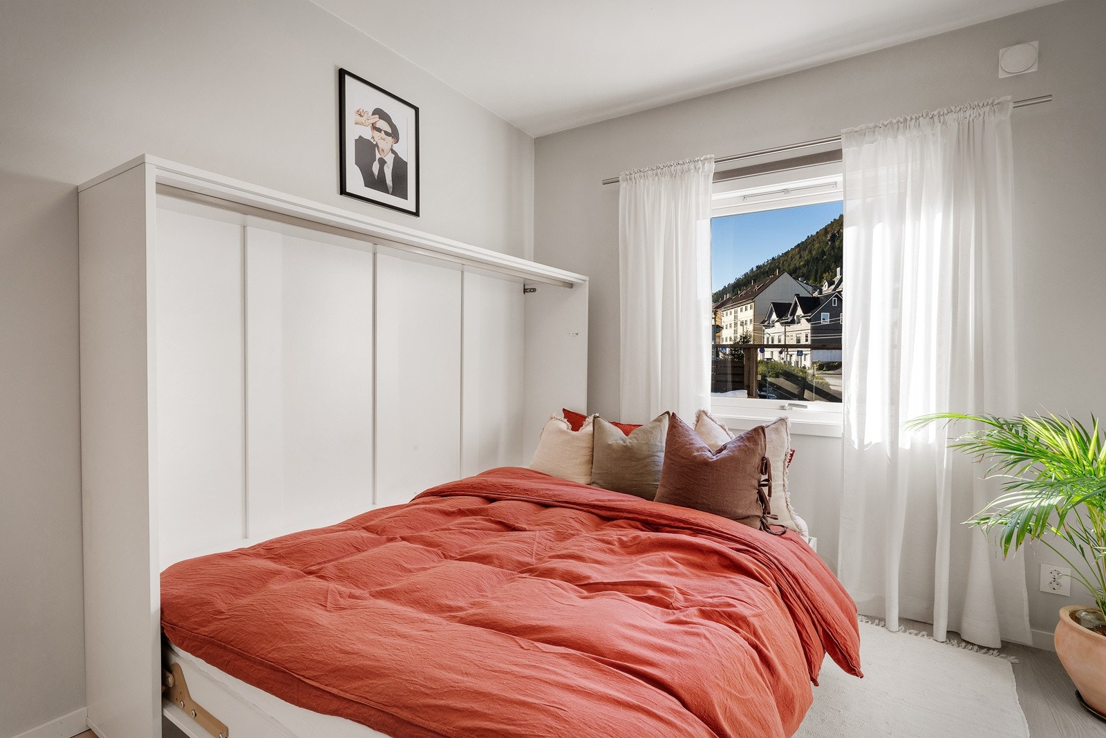 Det store vinduet sørger for herlig lysinnslipp. Galleribilde