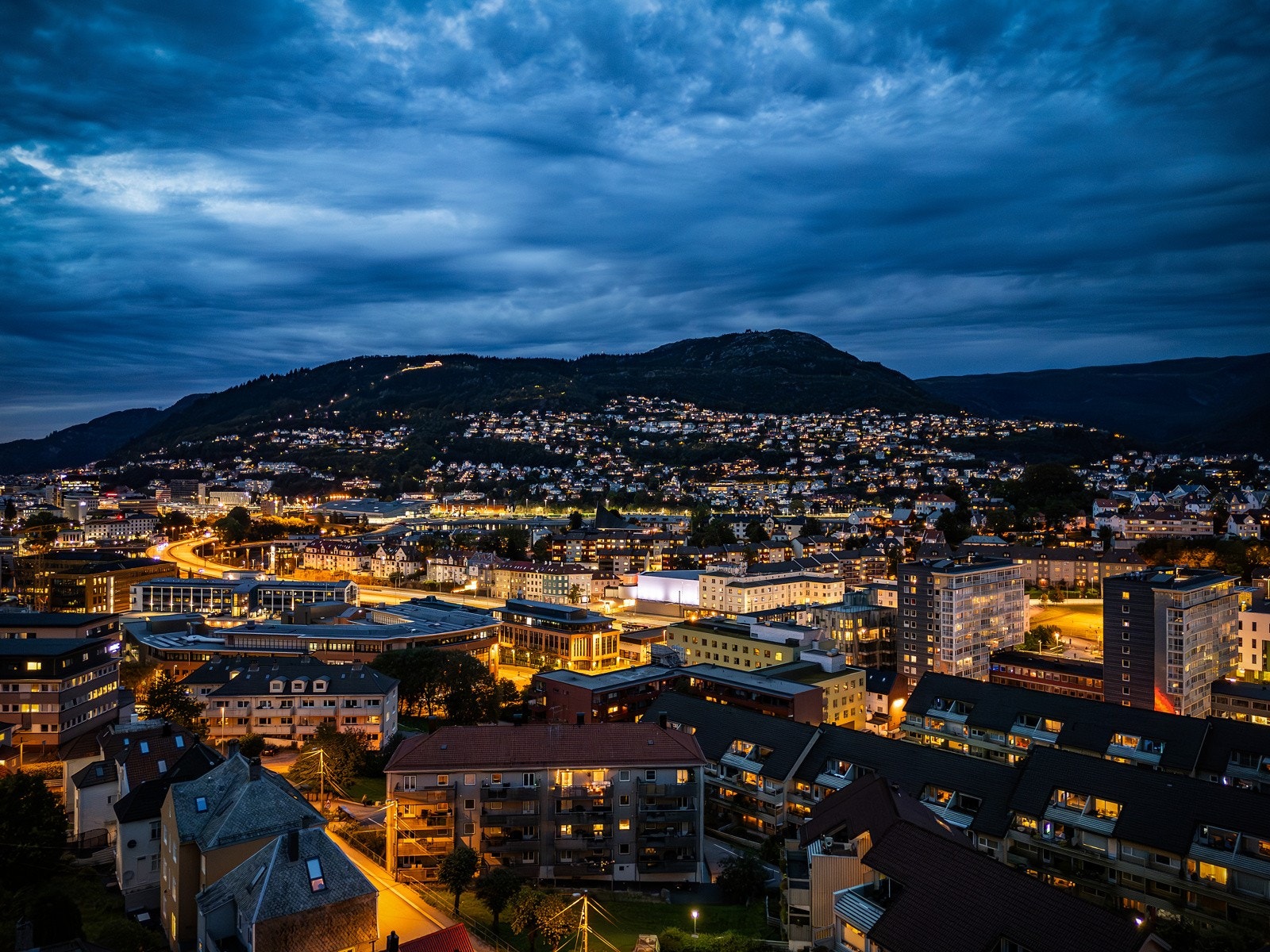 Fra boligen er det kort vei til både fjellet og byen. Galleribilde