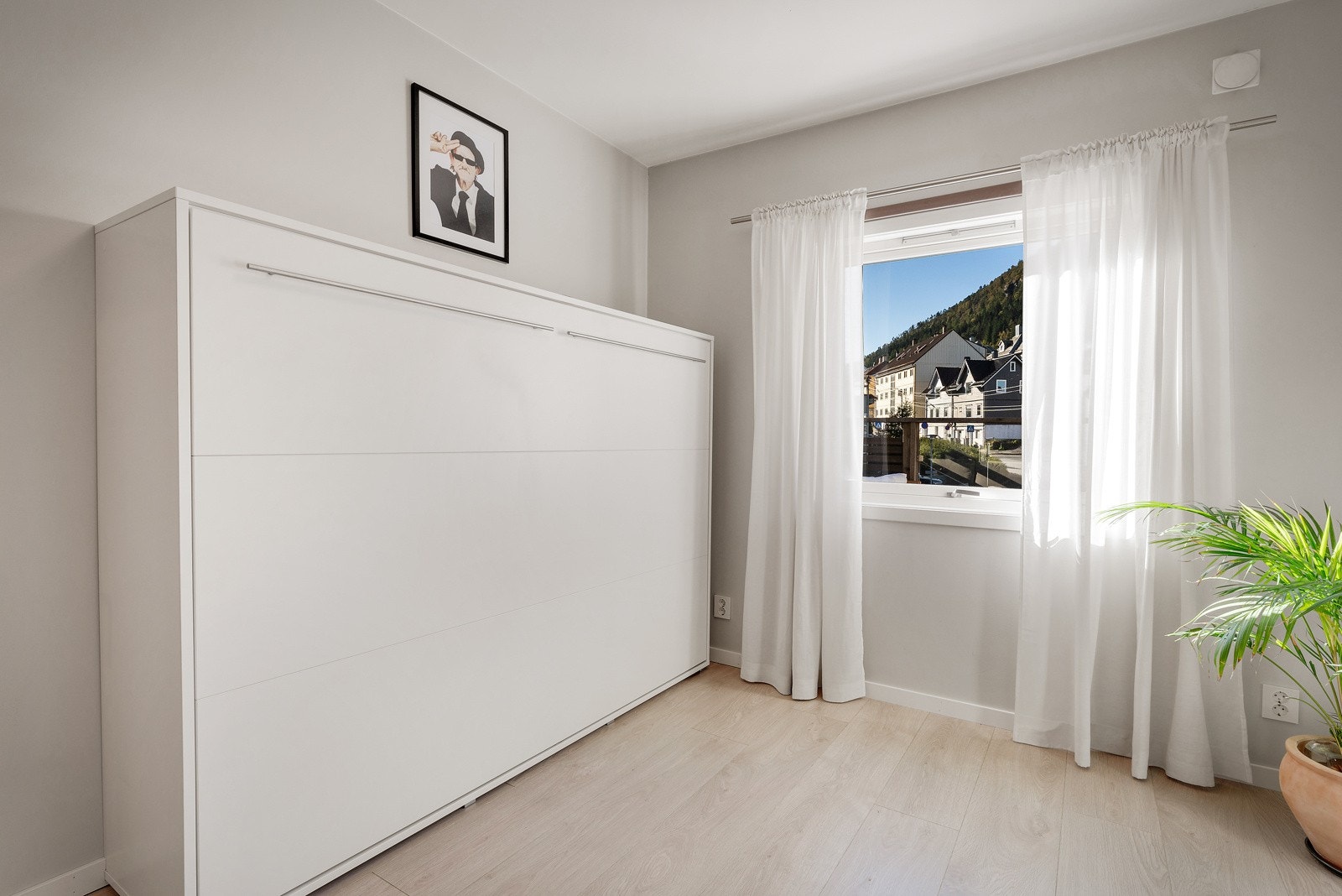 Praktisk med sammenleggbar seng, slik at en kan bruke rommet til hjemmekontor også. Sengen følger handelen. Galleribilde